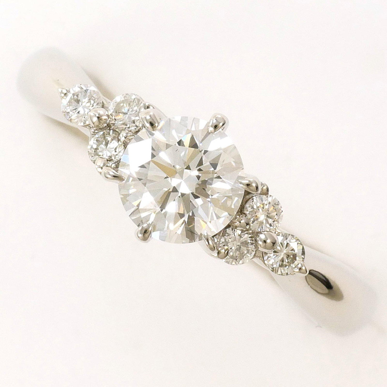Band Ring Platinum 900: Band Ring Platinum 900 Platinum 900 band ring features a 0.515 carat diamond, set in a high-quality platinum metal, with a sleek 6mm width and US size 4.5. This like-new used ring boasts excellent con