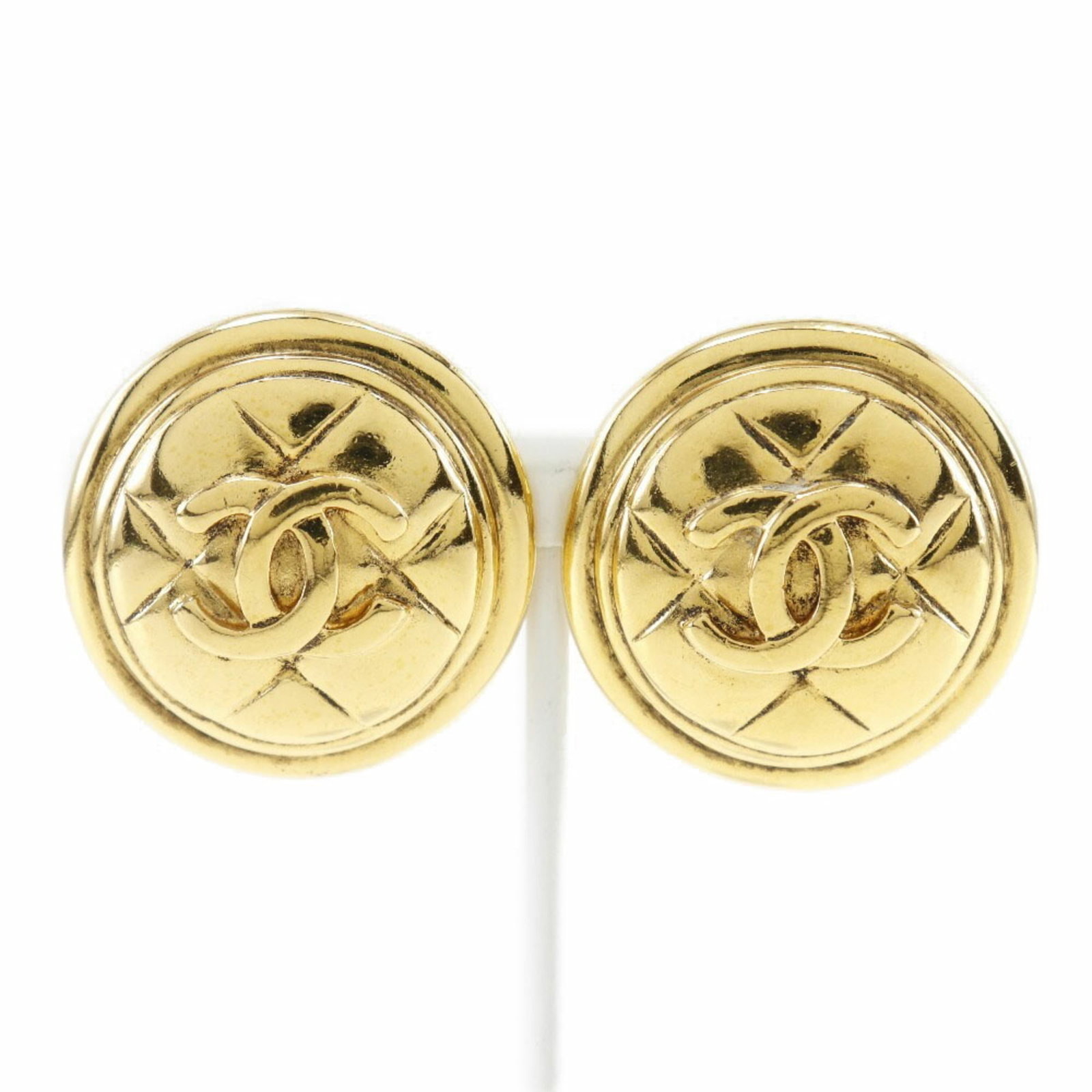 CHANEL Gold Plating: CHANEL Gold Plating Gold plating on a Chanel item adds a touch of luxury to any accessory. This Chanel piece boasts a gold plating finish, measuring 31.00mm x 30.00mm, and bears visible signs of wear,