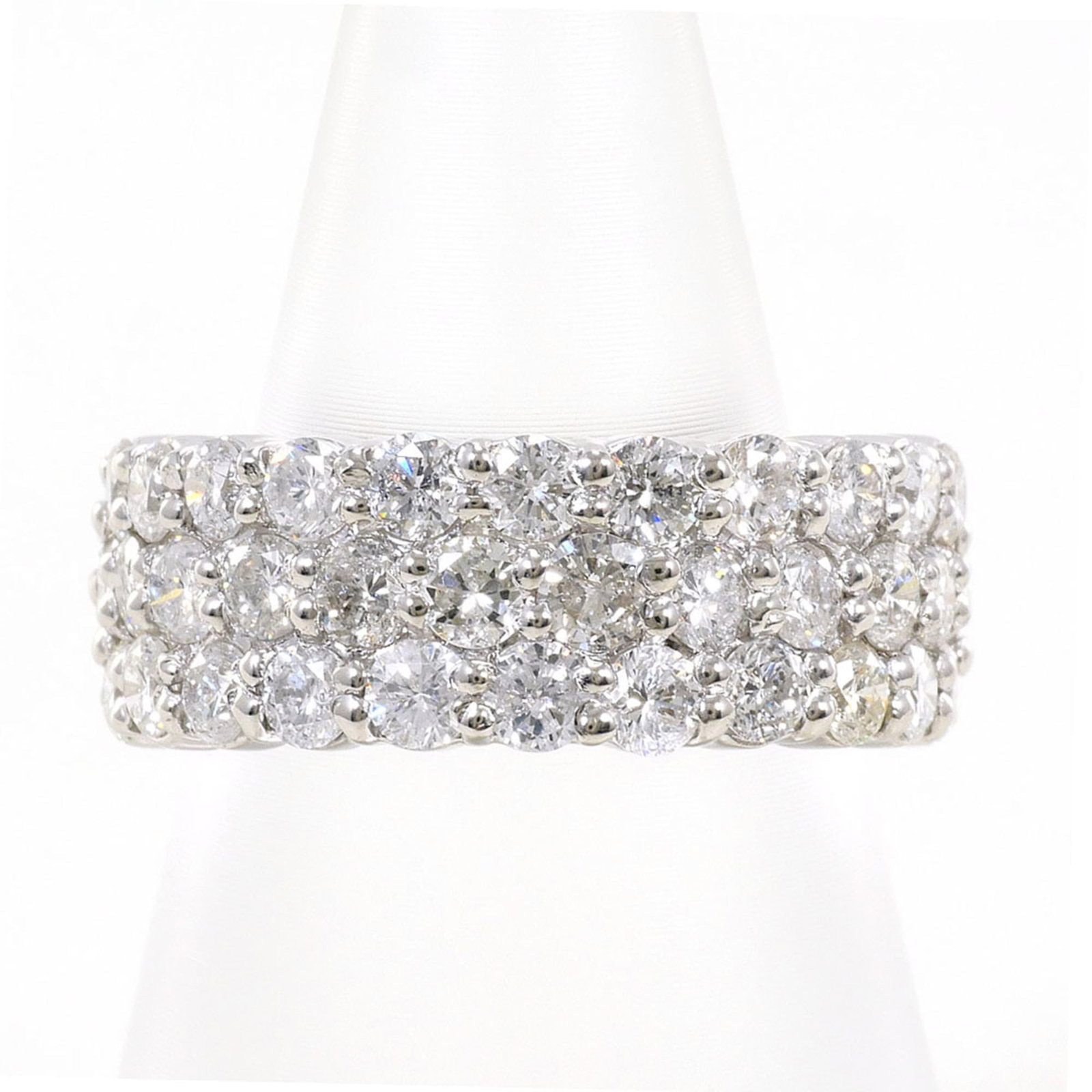 Band Ring Platinum 900: Band Ring Platinum 900 Platinum 900 band ring in a sleek platinum finish, adorned with a diamond stone, offers a sophisticated and elegant look. Weighing 8.3g, this 4.5 US size ring boasts a 7mm width