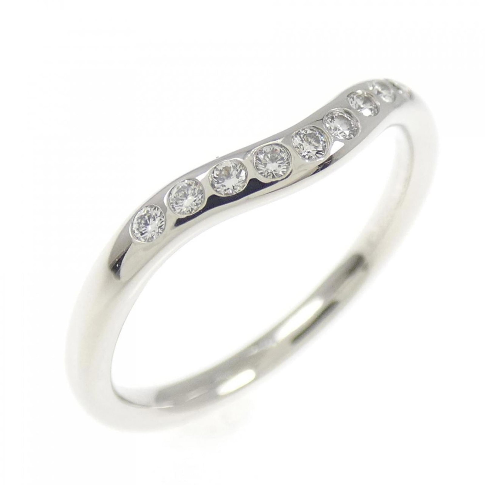 TIFFANY Band Ring Platinum 950: TIFFANY Band Ring Platinum 950 Platinum 950 Tiffany band ring with a diamond stone, this elegant piece is a timeless choice for any occasion. Gently used with minor signs of wear, it features a small