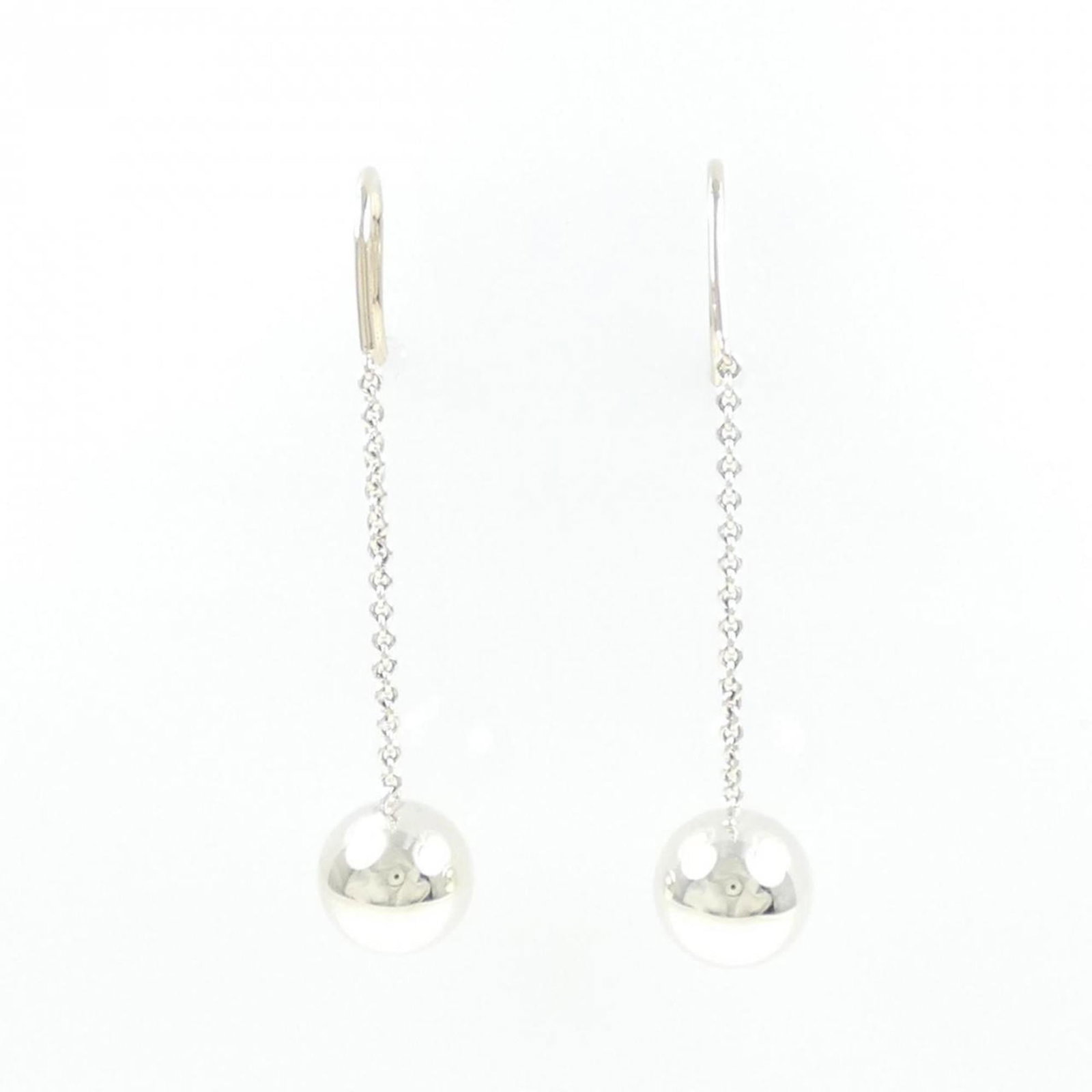 TIFFANY Drop Earrings Silver 925: TIFFANY Drop Earrings Silver 925 Silver 925 Tiffany drop earrings in excellent condition, featuring a subtle shine and gentle wear. The earrings showcase a minor imperfection with small scratches,
