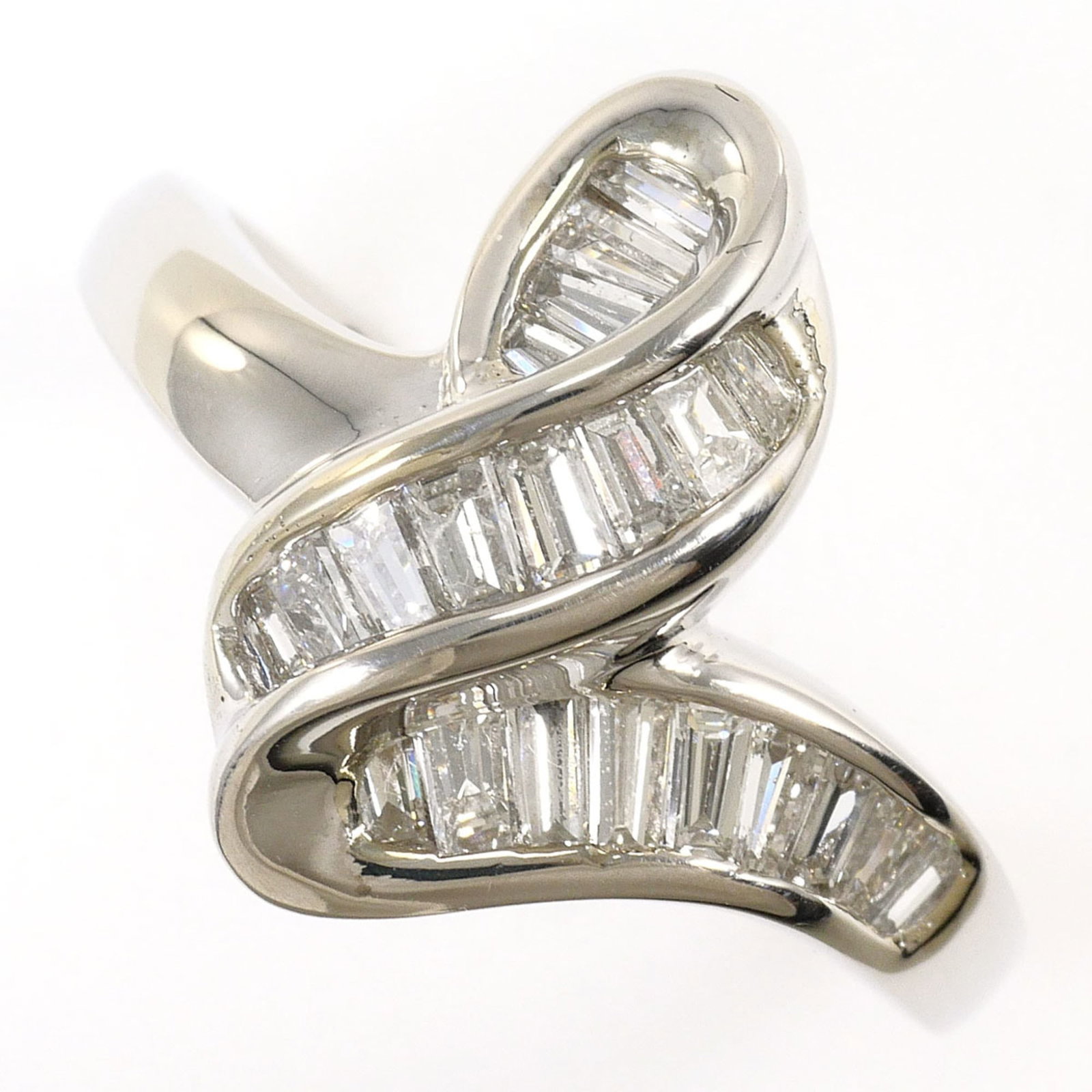 Band Ring Platinum 900: Band Ring Platinum 900 Platinum 900 band ring boasts a sleek 16mm width and a stunning diamond stone, set against a luxurious platinum backdrop. This like-new used ring weighs 6.3g and features a US s