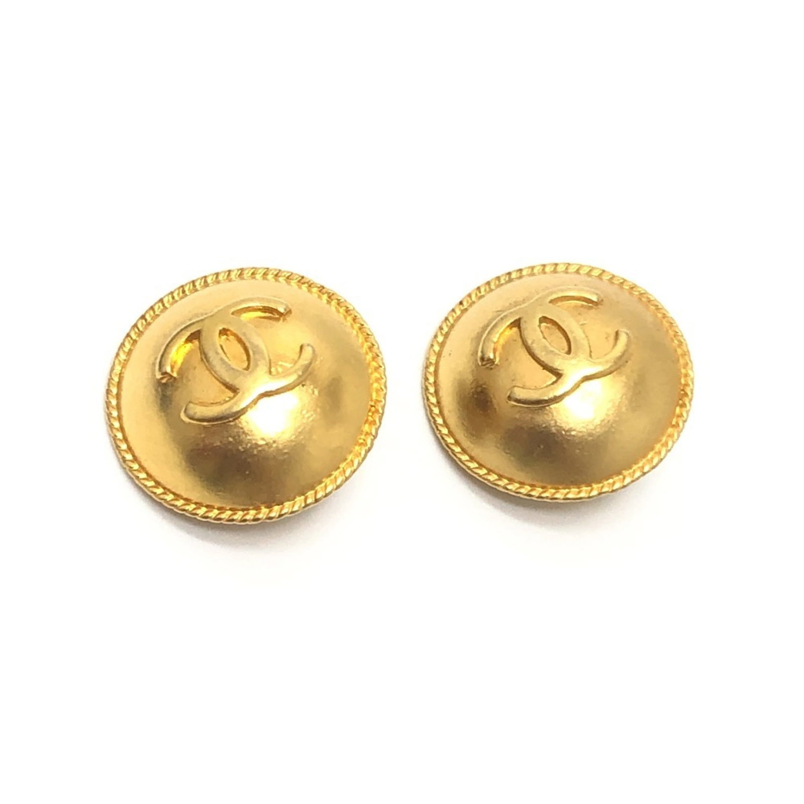 CHANEL Clip Earrings Metal: CHANEL Clip Earrings Metal Gold clip earrings from the iconic CHANEL brand, crafted in France. Featuring a 22mm diameter, these vintage earrings showcase subtle wear and minor imperfections, adding