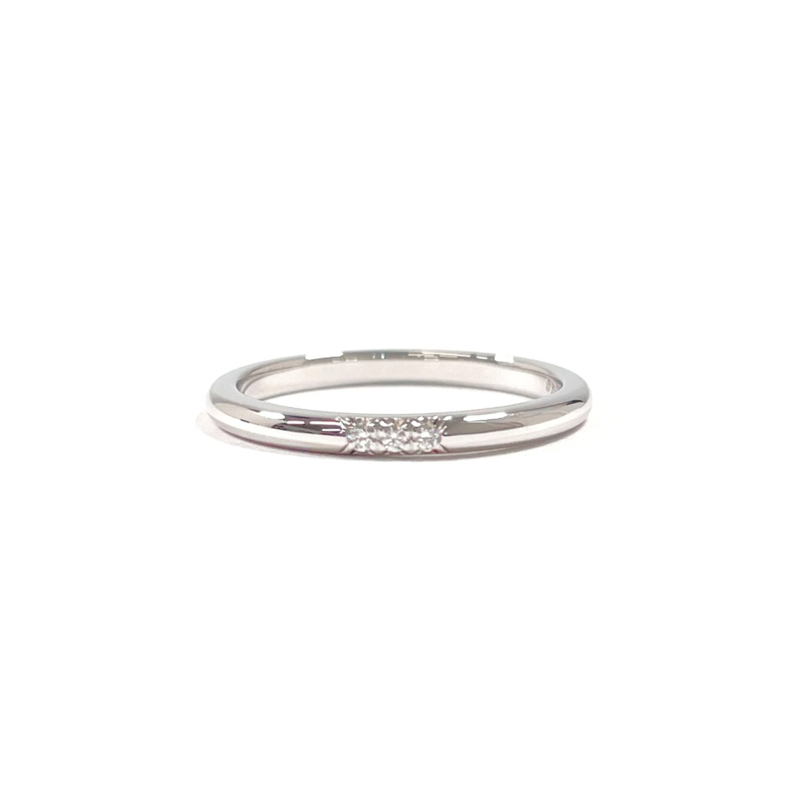 TIFFANY Wedding Ring Platinum 950: TIFFANY Wedding Ring Platinum 950 Platinum 950 Tiffany wedding ring in a sleek silver setting, crafted from high-quality platinum. The ring features a classic design with a subtle shine, bearing minor