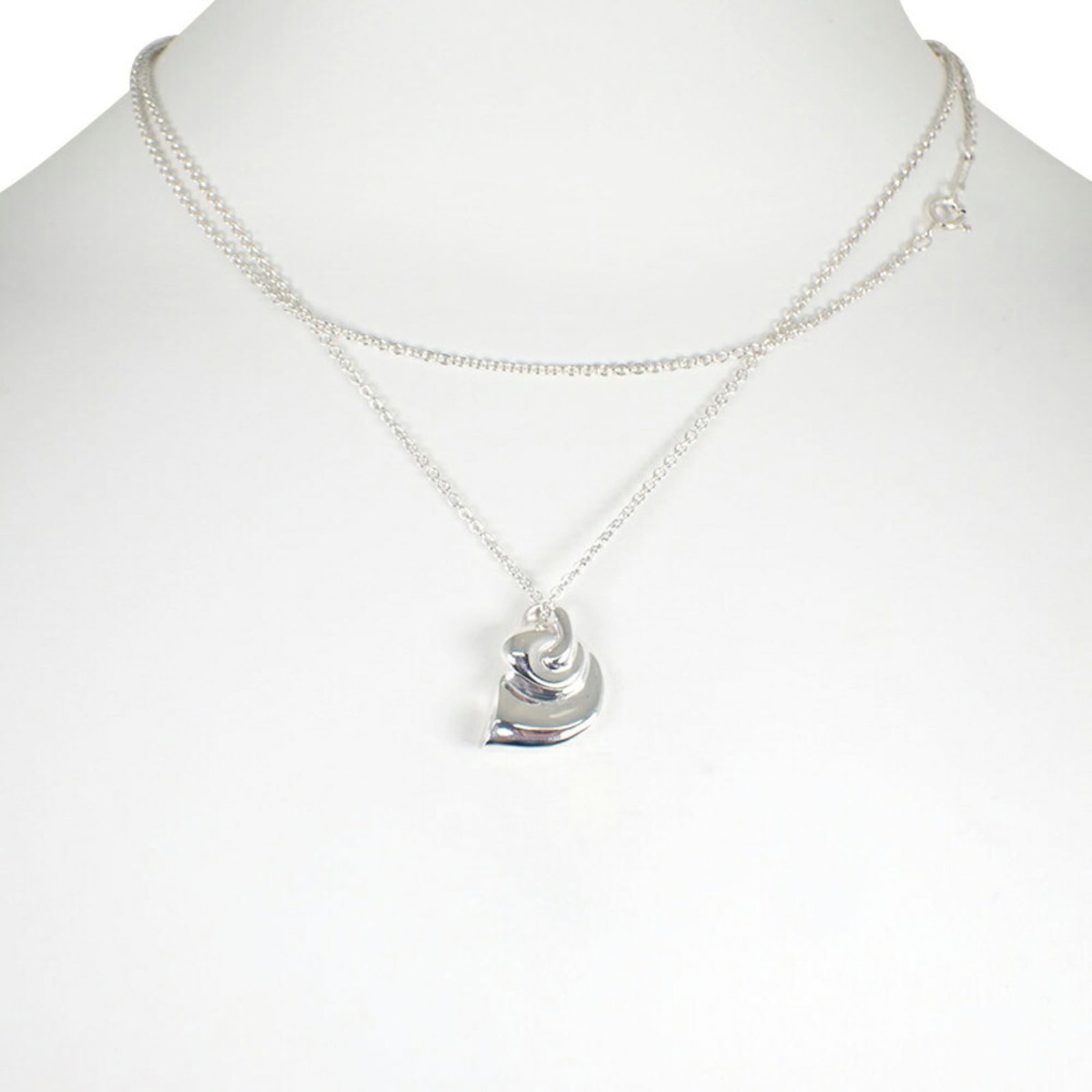 TIFFANY Sterling Silver 925: TIFFANY Sterling Silver 925 Sterling silver 925 necklace from Tiffany, featuring a 18mm x 13.7mm pendant, measures 75 cm in circumference. The necklace is gently used with minor signs of wear, includi