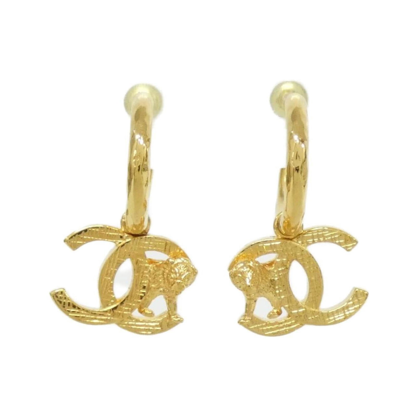 CHANEL Drop Earrings Gold: CHANEL Drop Earrings Gold Gold drop earrings from the iconic CHANEL brand, featuring a sleek and sophisticated design. Measuring 30.00mm x 17.00mm, these gently used earrings showcase minor signs of w
