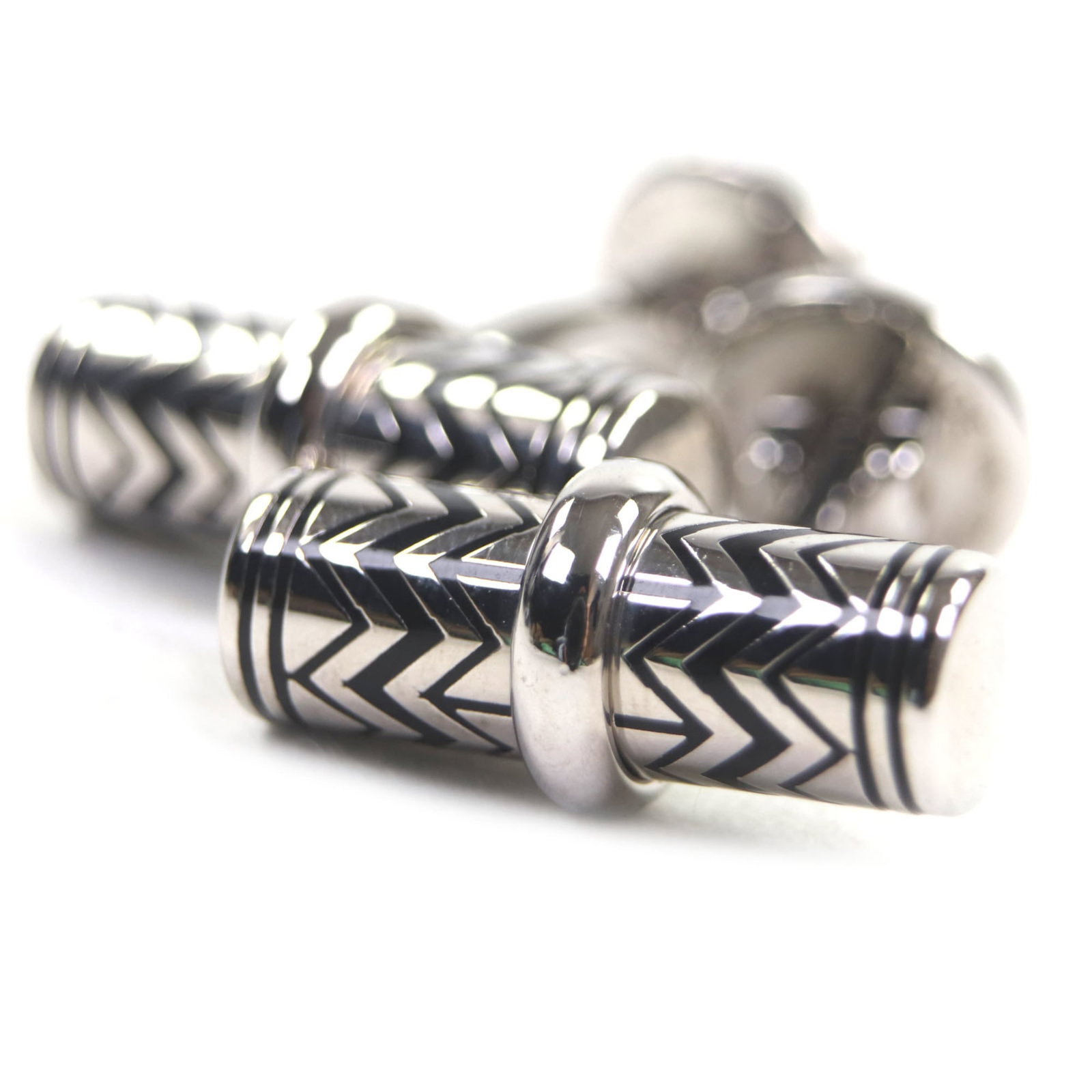LOUIS VUITTON Stud/Button Silver: LOUIS VUITTON Stud/Button Silver Silver stud/button from Louis Vuitton, measuring 10.00mm x 20.00mm, bears a faint signature. Made from high-quality materials, this item is in like new condition, with