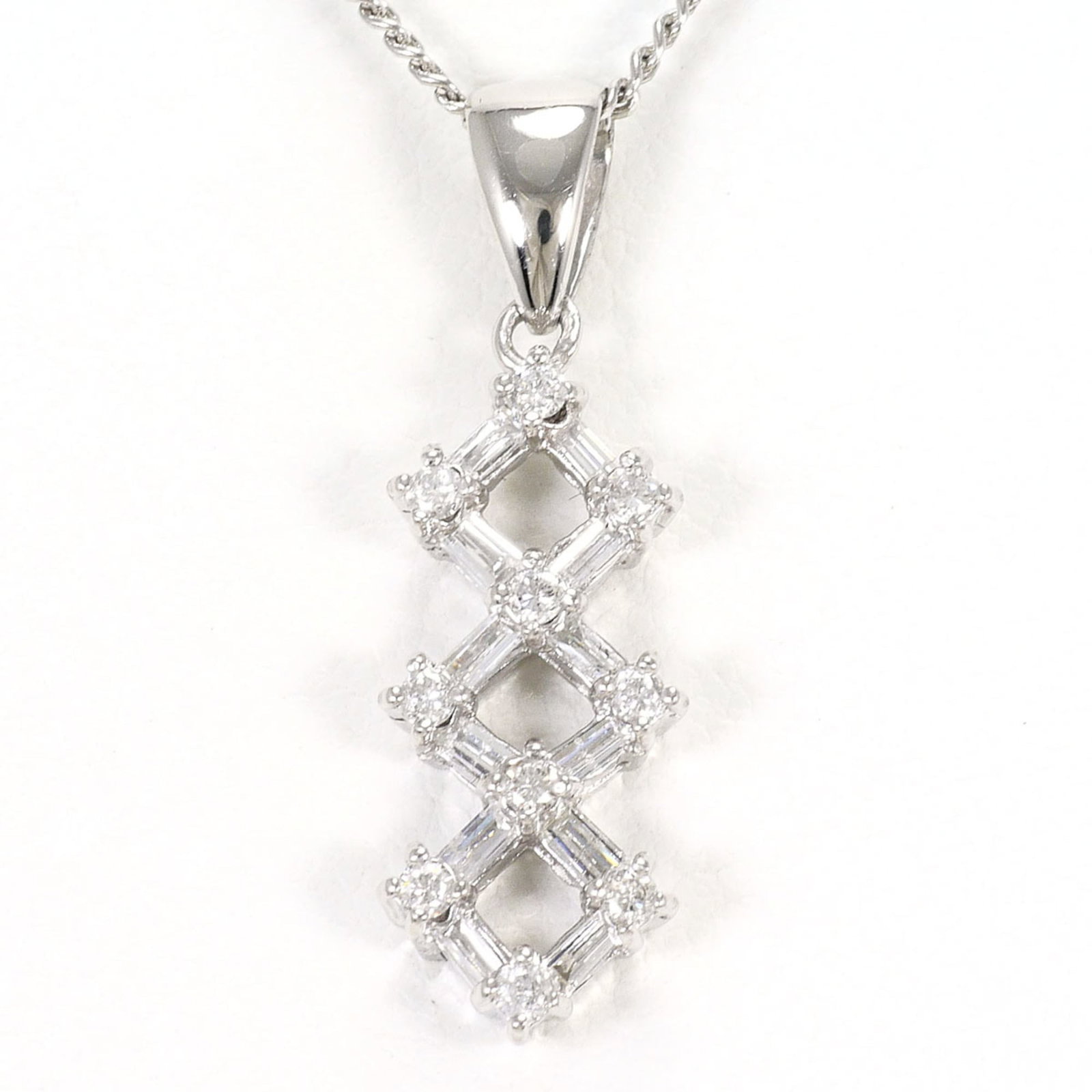 Platinum 850 Platinum 900: Platinum 850 Platinum 900 Platinum 850 and Platinum 900 are renowned for their exceptional durability and luxurious feel, making them a popular choice for fine jewelry. This platinum necklace boasts