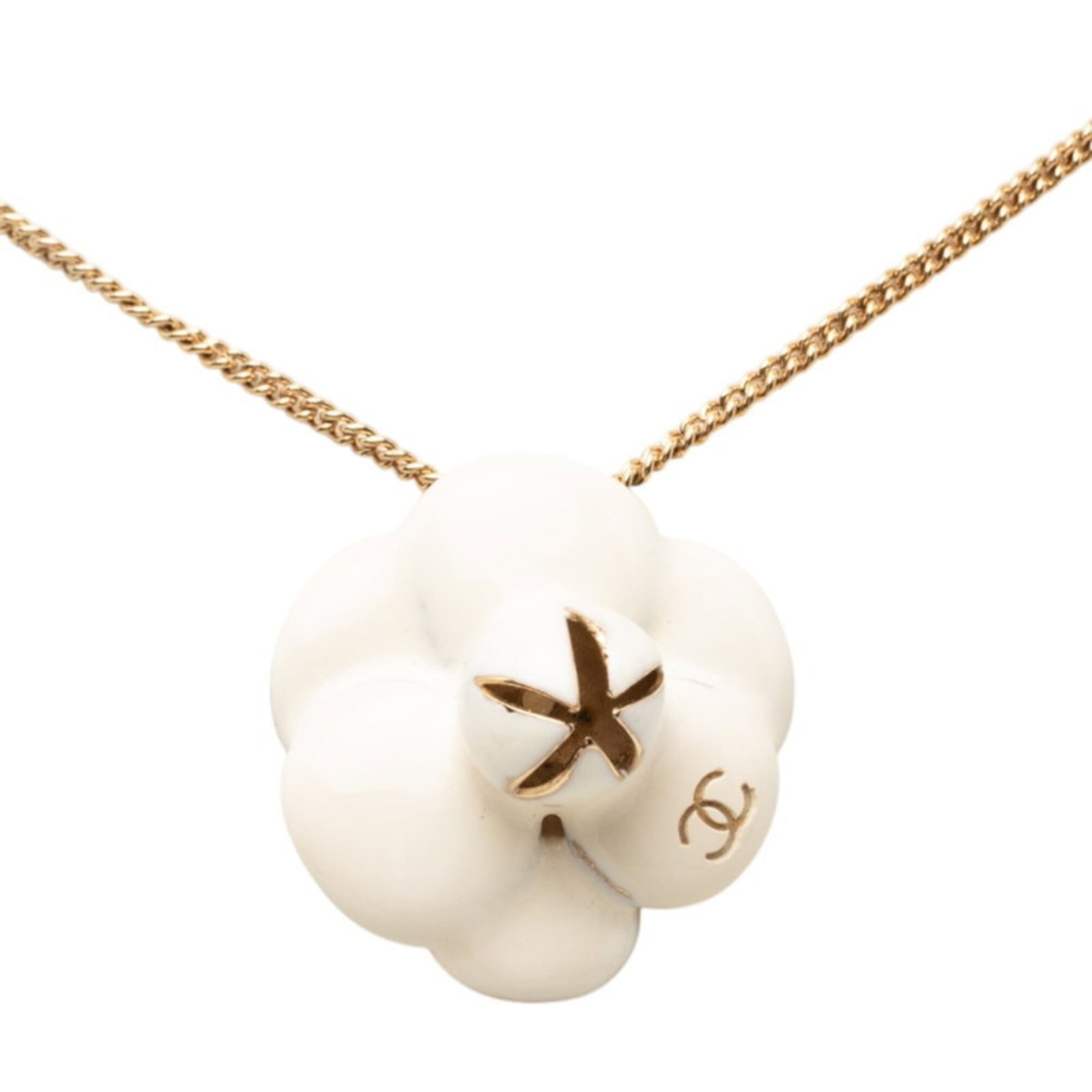 CHANEL Gold Plating: CHANEL Gold Plating The CHANEL Gold Plating necklace boasts a stunning gold plating finish, with a 41cm chain circumference and a 26mm x 26.5mm pendant. This piece features visible wear, including scr
