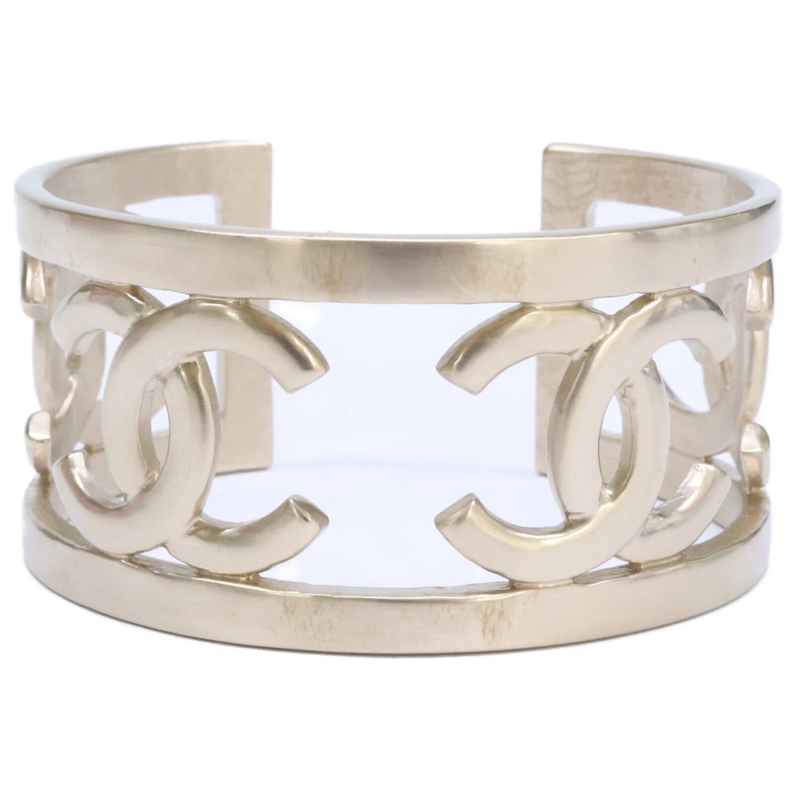 CHANEL Bangle Gold Plating: CHANEL Bangle Gold Plating Item Specifics: Brand: Chanel Type: Bangle Gender: Women Material: Gold plating Length: 16.5cm / 6.49'' Condition: Good Used with visible wear. Scratches, scuffs, or dirt