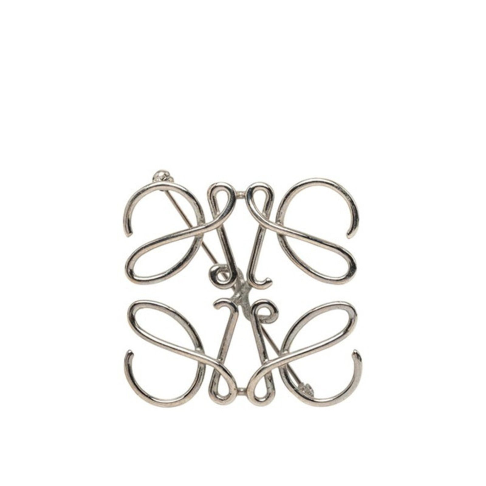 LOEWE Brooch Metal: LOEWE Brooch Metal Silver Loewe Brooch Metal with visible scratches and scuffs, measuring 5.2cm x 5cm. This used brooch bears a signature and is made of metal, showcasing a classic design. Item