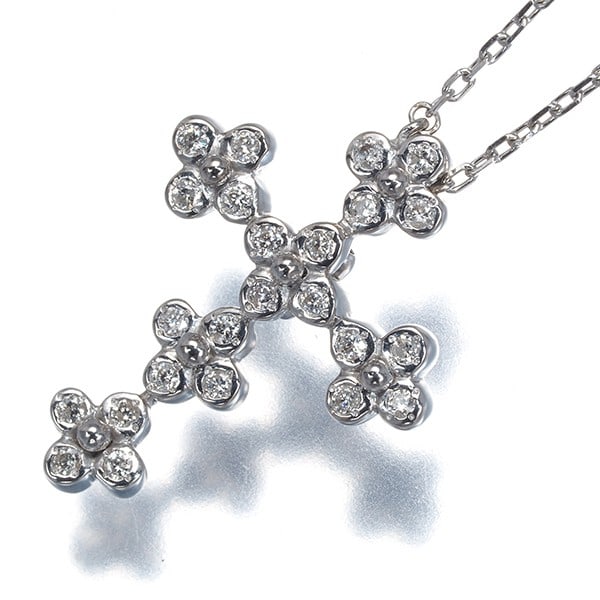 Vendome Necklace Diamond 0.14Ct Cross Flower 18K 750 White Gold: Vendome Necklace Diamond 0.14Ct Cross Flower 18K 750 White Gold Vendome Necklace Diamond 0.14Ct Cross Flower 18K 750 White Gold - A stunning 18k white gold necklace featuring a 0.14ct diamond