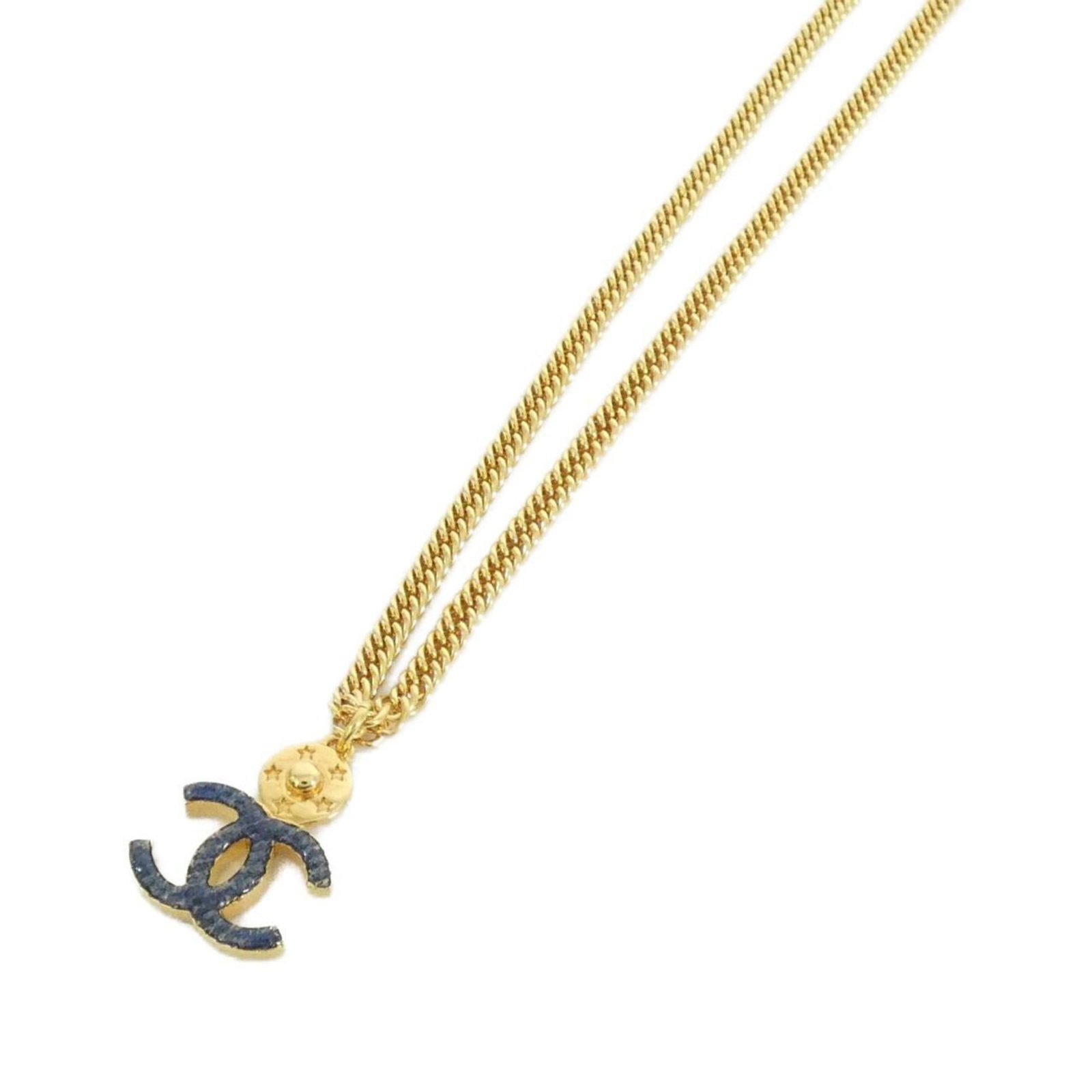 CHANEL Blue Necklace: CHANEL Blue Necklace The CHANEL Blue Necklace boasts a stunning blue pendant, perfectly complemented by a sleek design. Measuring 21mm x 17mm, the pendant is set against a chain that falls within the