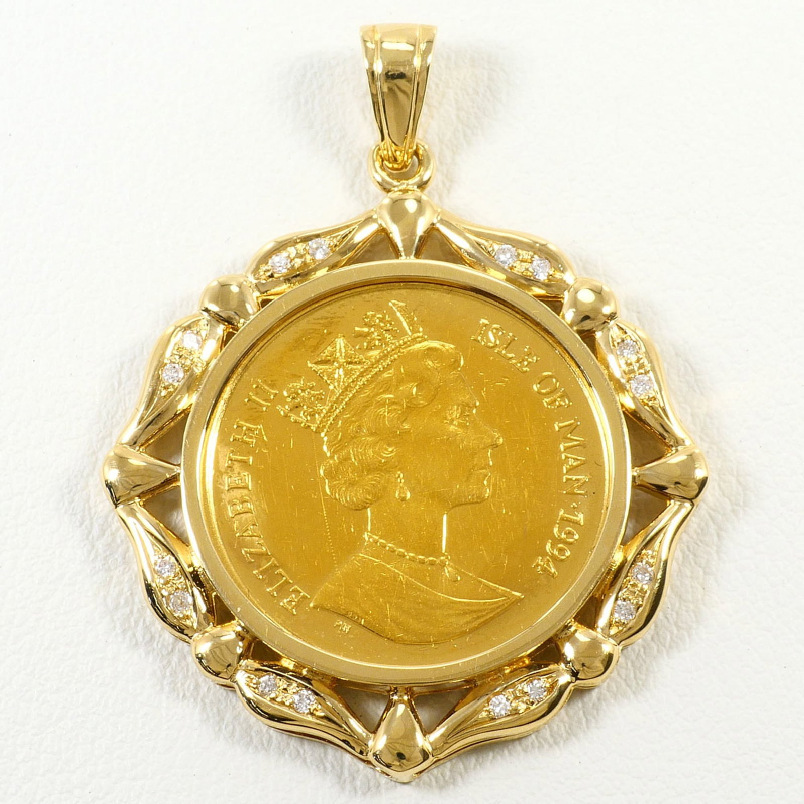Yellow Gold (18K) Yellow Gold (24K): Yellow Gold (18K) Yellow Gold (24K) Yellow gold pendant featuring a 0.11 carat diamond, crafted from 18K and 24K gold, offering a touch of elegance with its 41mm x 31mm size. This like-new used