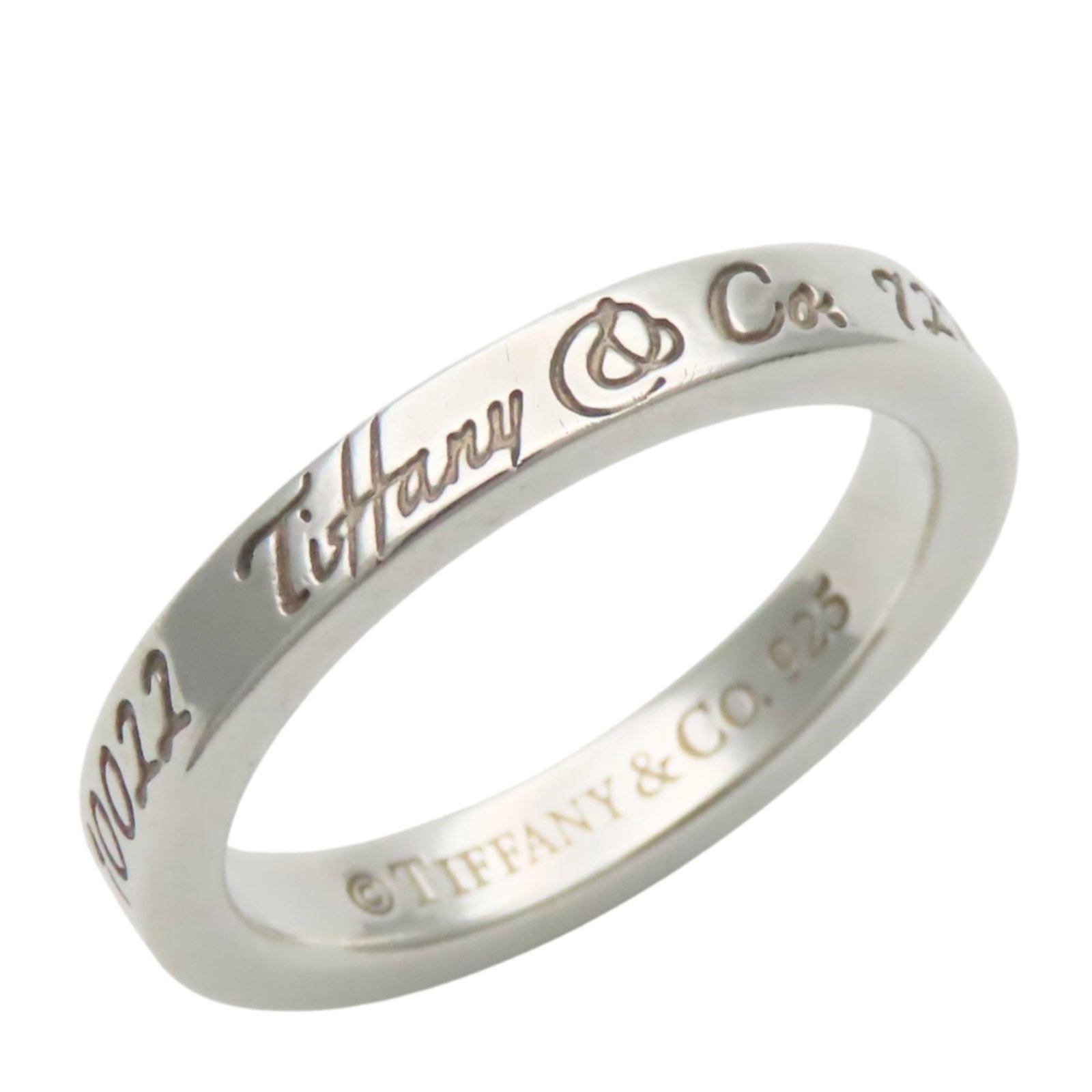 TIFFANY Band Ring Silver 925: TIFFANY Band Ring Silver 925 Silver 925 band ring from Tiffany, a classic design with a subtle elegance. Gently used, this ring features minor signs of wear, including small scratches or light marks,