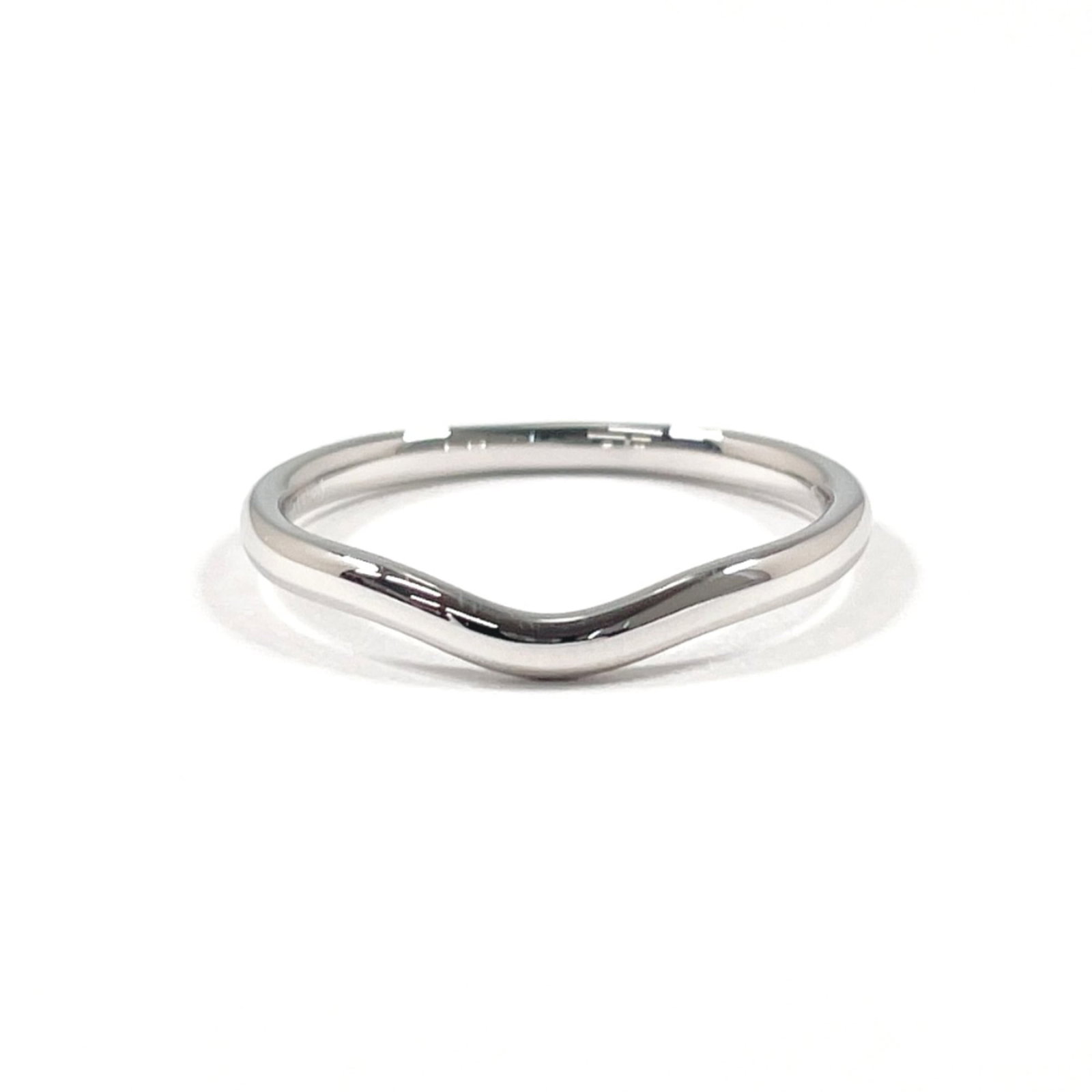 TIFFANY Band Ring Platinum 950: TIFFANY Band Ring Platinum 950 Platinum 950 Tiffany & Co. band ring in silver, a classic men's accessory from Spain, features a subtle, elegant design. Gently used with minor signs of wear, this ring