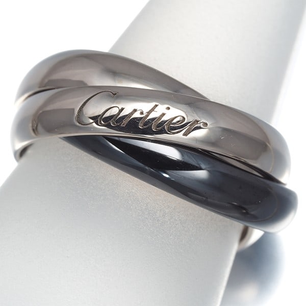 Cartier Ring Trinity Classic Eu49 18K 750 White Gold/Ceramic: Cartier Ring Trinity Classic Eu49 18K 750 White Gold/Ceramic 18k white gold and ceramic come together in this elegant Cartier Trinity Classic Eu49 ring, showcasing the brand's signature style. The rin