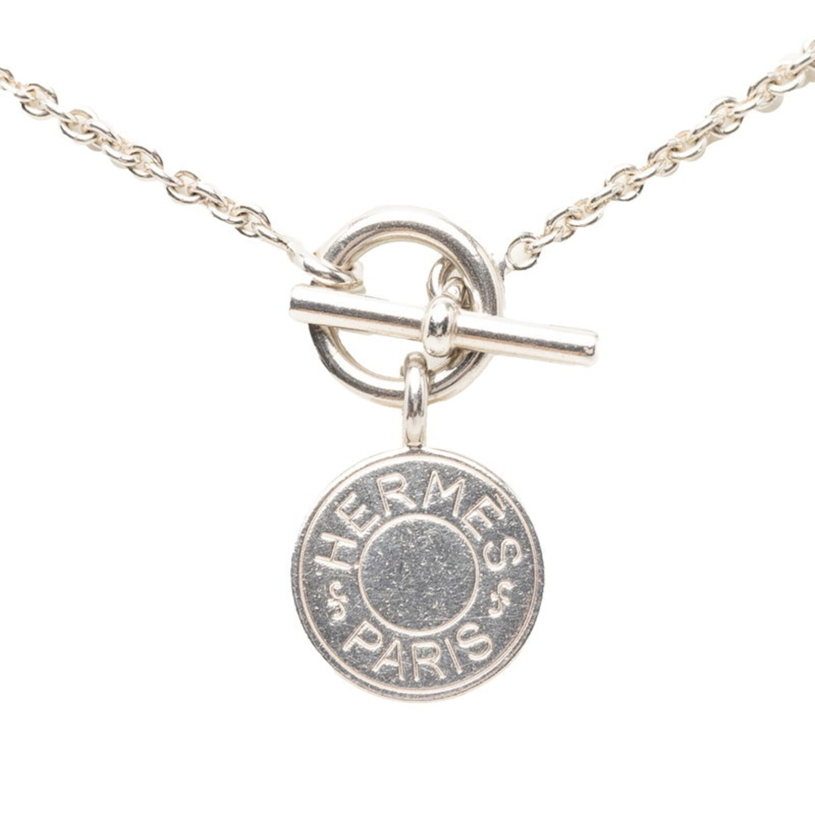 HERMES Silver 925: HERMES Silver 925 Silver 925 pendant from Hermes, a necklace featuring a notable pendant with a 43 cm adjustable neck circumference. The pendant measures 19.1mm x 13.9mm and bears visible wear with