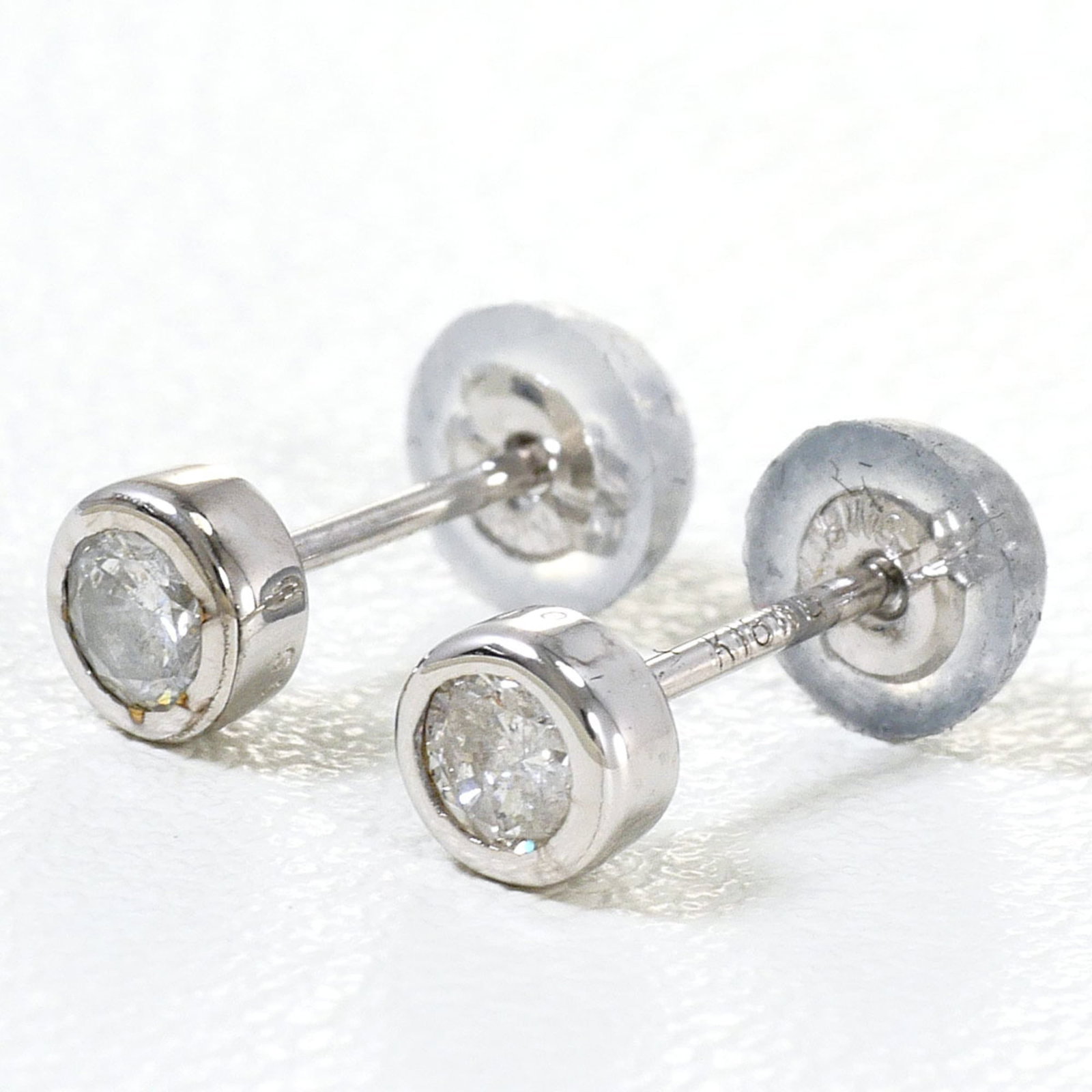Stud Earrings White Gold (18K): Stud Earrings White Gold (18K) Stud earrings made from 18K white gold, featuring a diamond stone weighing 0.15 carats. Weighing 0.6g, these earrings are made from high-quality white gold metal. In