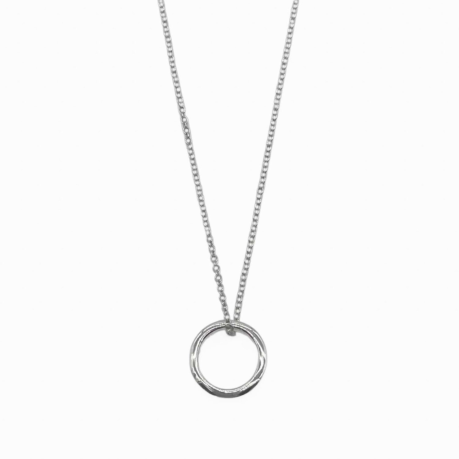 TIFFANY Silver 925: TIFFANY Silver 925 Silver 925 pendant from Tiffany, featuring a sleek design with a 10mm x 10mm size, perfect for adding a touch of elegance to any outfit. This necklace pendant is made from high-qual