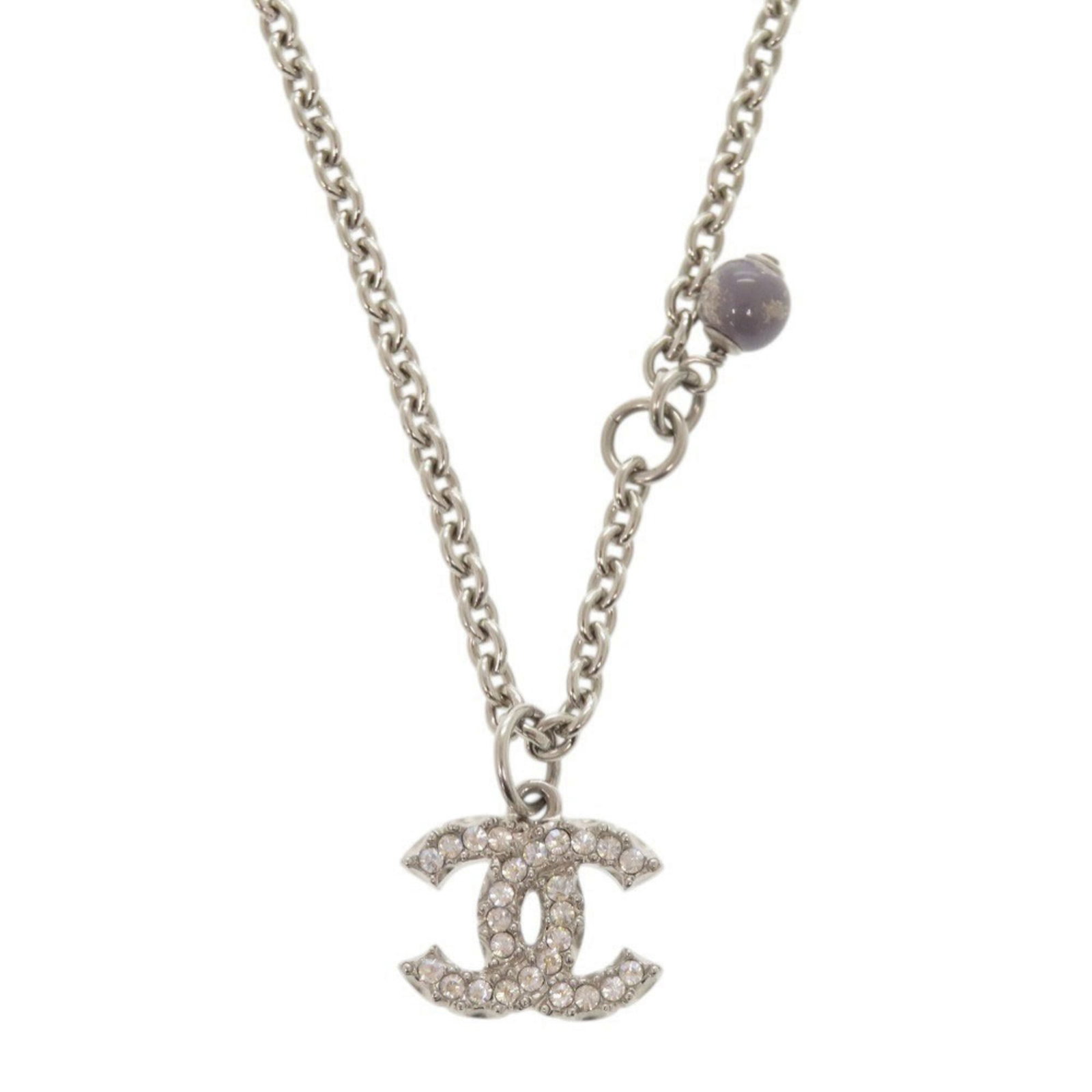 CHANEL Artificial Pearl Metal Rhinestone: CHANEL Artificial Pearl Metal Rhinestone The CHANEL Artificial Pearl Metal Rhinestone necklace boasts a sleek silver finish, adorned with intricate metal rhinestones and a delicate 15mm x 16mm pendant
