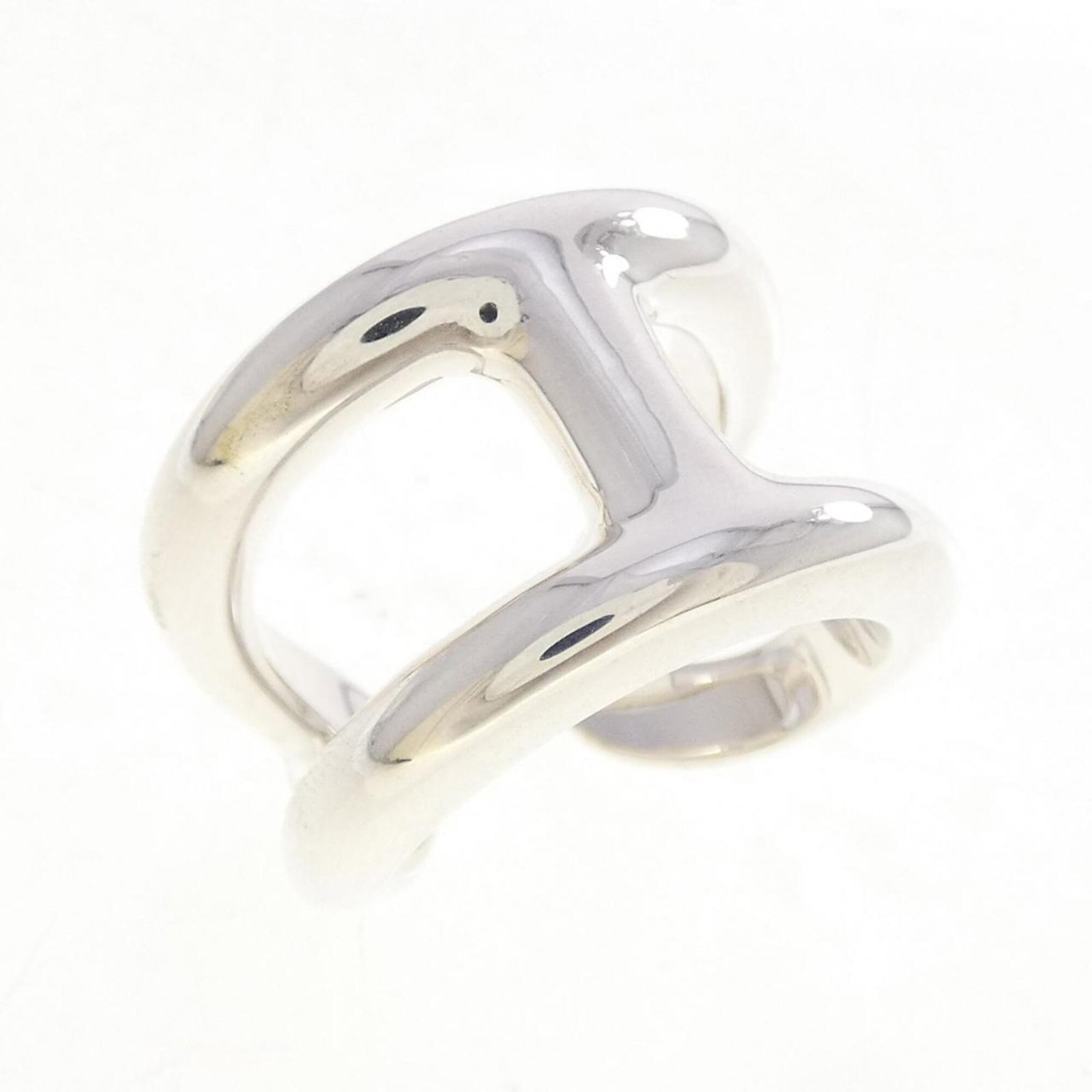 HERMES Band Ring Silver 925: HERMES Band Ring Silver 925 Silver 925 Band Ring from Hermes, a stylish and elegant accessory for women. This gently used band ring features minor signs of wear, including small scratches or light mar