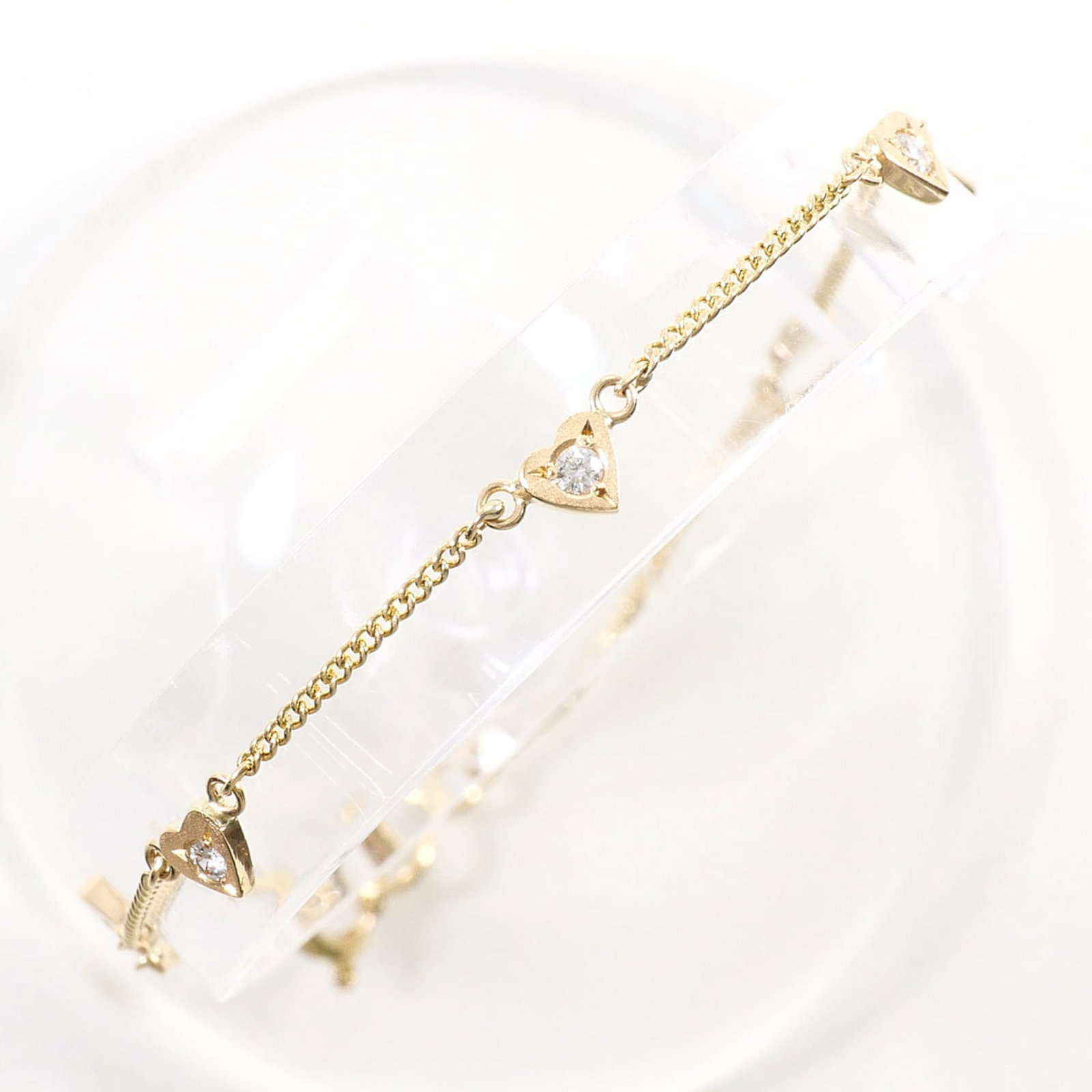 Charm Bracelet Yellow Gold (18K): Charm Bracelet Yellow Gold (18K) Yellow gold (18K) charm bracelet with a subtle shine, featuring a diamond stone that adds a touch of elegance. Measuring 19.5cm in length, this 18K gold charm bracelet