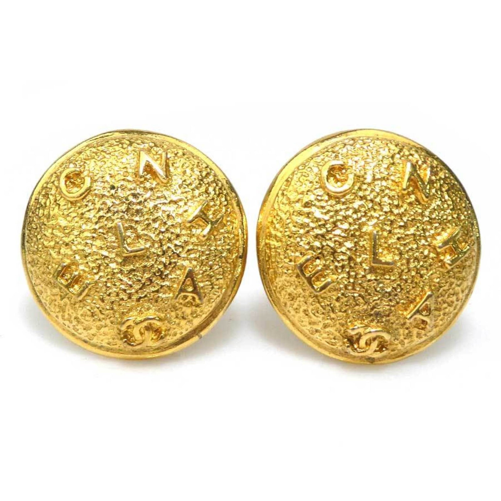 CHANEL Clip Earrings Metal: CHANEL Clip Earrings Metal Gold Clip Earrings from CHANEL, crafted in France, featuring a sleek metal design with a 30mm x 30mm size. The earrings showcase visible wear, including scratches and scuffs