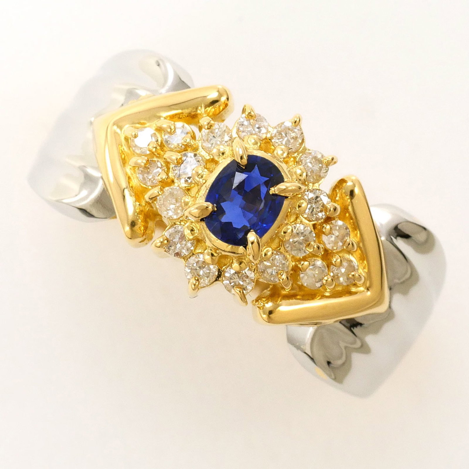 Band Ring Platinum 900 Yellow Gold (18K): Band Ring Platinum 900 Yellow Gold (18K) Platinum 900 Yellow Gold band ring features a sturdy 10mm wide band with a 6.5 US size, making it a comfortable fit for women. This 18K gold ring boasts a stri