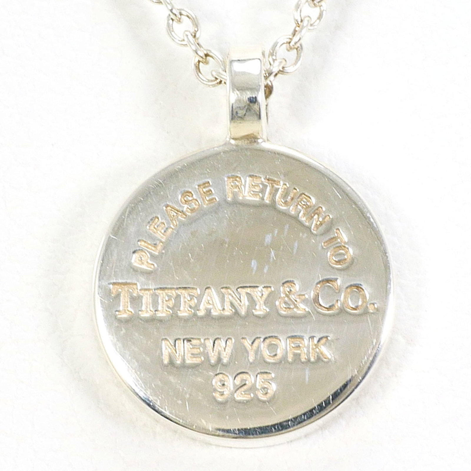 TIFFANY Silver 925: TIFFANY Silver 925 Silver 925 pendant is 13mm x 10mm. Necklace is 45 cm / 17.71'' in circumference. Like new condition with faint traces, may be refurbished. Item Specifics: Brand: Tiffany Necklace Ty