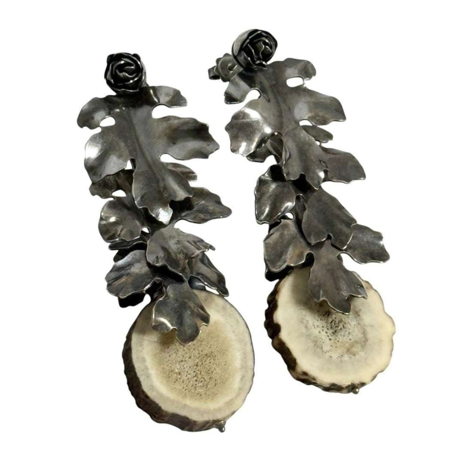 BOTTEGA VENETA Drop Earrings Silver 925: BOTTEGA VENETA Drop Earrings Silver 925 Silver 925 Bottega Veneta Drop Earrings, crafted in Italy, offer a sleek and sophisticated touch to any outfit. Measuring 75.00mm in length, these drop