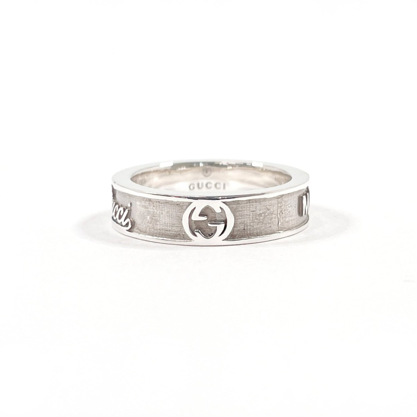 GUCCI Band Ring Silver 925: GUCCI Band Ring Silver 925 Silver 925 band ring from Gucci, a stylish and elegant accessory for women. This gently used ring features minor signs of wear, including small scratches or light marks, but