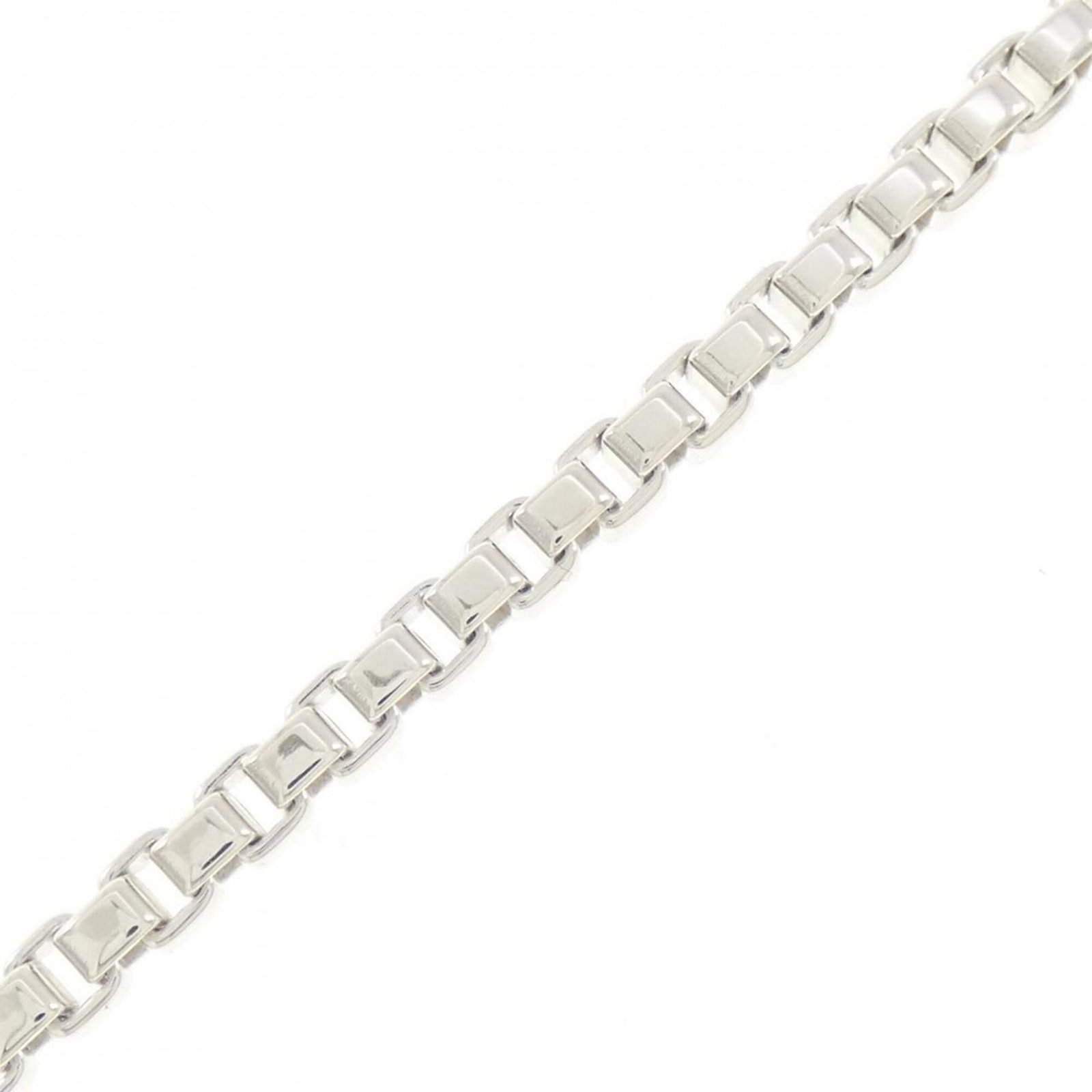 TIFFANY Charm Bracelet Silver 925: TIFFANY Charm Bracelet Silver 925 Silver 925 Charm Bracelet from Tiffany, featuring a sleek and modern design, is a stylish accessory for women. Measuring 19cm in length, this charm bracelet boasts a 