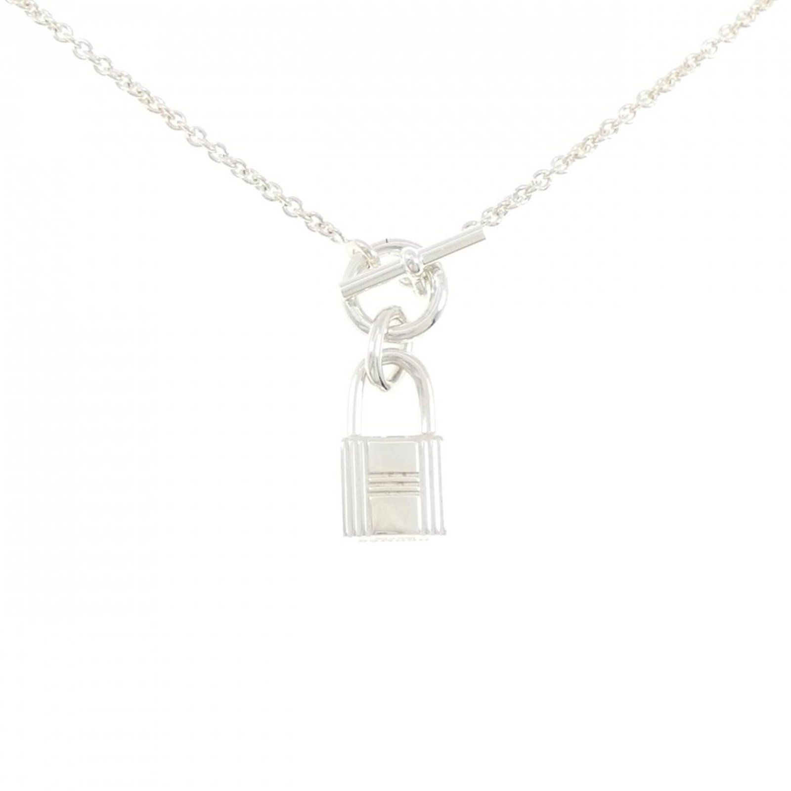 HERMES Silver 925: HERMES Silver 925 Silver 925 necklace from Hermes, featuring a 40cm chain and a 33.1mm x 10.2mm pendant. Gently used with minor signs of wear, this necklace is in very good condition. A small,