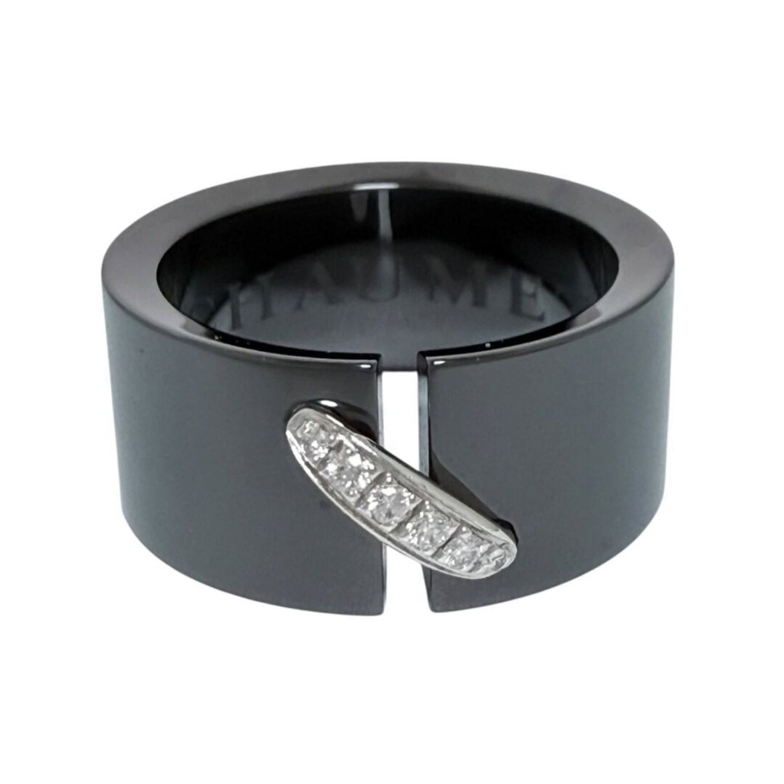 CHAUMET Band Ring White Gold (18K): CHAUMET Band Ring White Gold (18K) Chaumet's 18K white gold band ring boasts sleek sophistication with its black finish, making it a stylish addition to any outfit. This brand new, never used piece is
