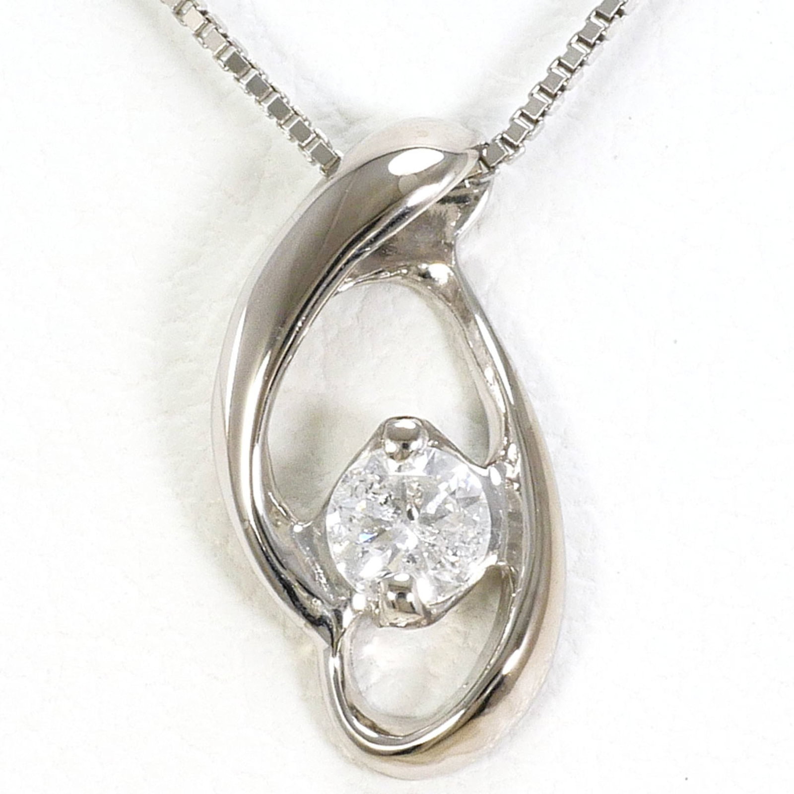 White Gold (14K): White Gold (14K) White gold (14K) necklace with a 0.11ct diamond pendant, set in a 13mm x 6mm pendant, features a 40cm chain circumference. Made from 14K white gold, this necklace is in like new