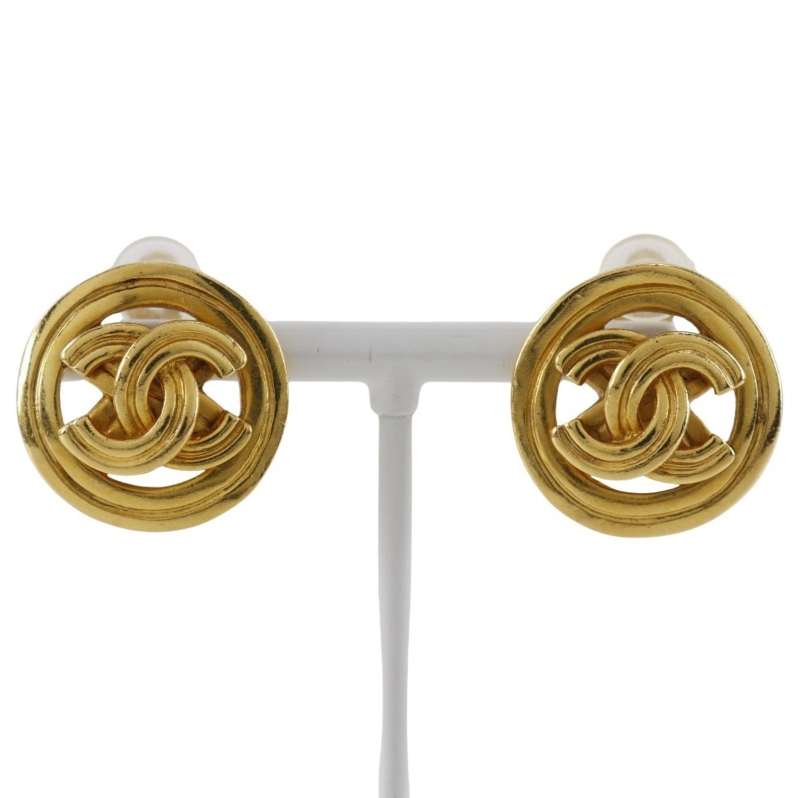 CHANEL Clip Earrings: CHANEL Clip Earrings Clip earrings from the iconic CHANEL brand, featuring a timeless design that adds a touch of elegance to any outfit. Measuring 23.00mm x 22.00mm, these earrings are made to be