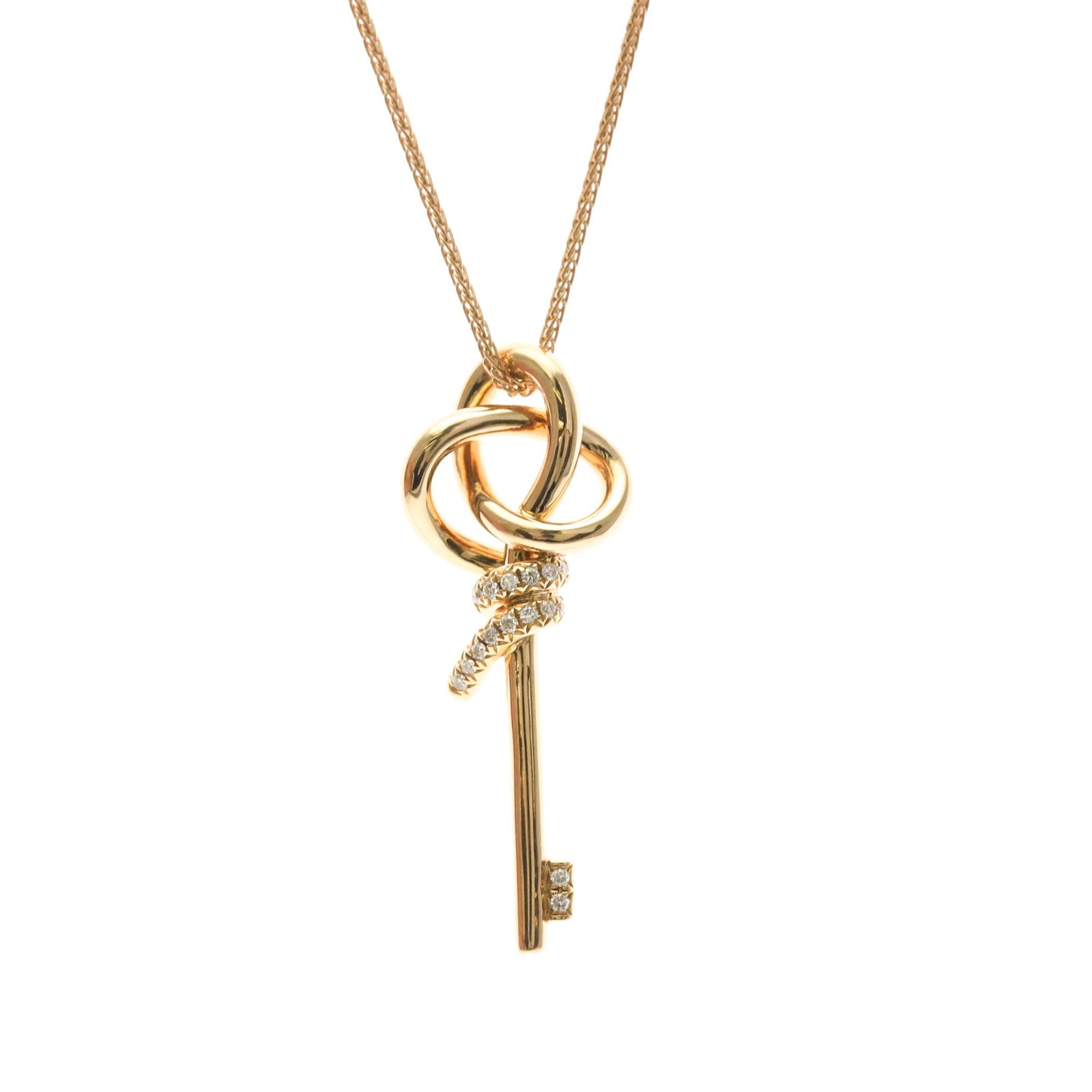 TIFFANY White Gold (18K): TIFFANY White Gold (18K) Tiffany's iconic 18K white gold pendant necklace features a stunning diamond, carefully crafted to add a touch of elegance to any outfit. With a 38mm x 14.7mm diamond pendant 
