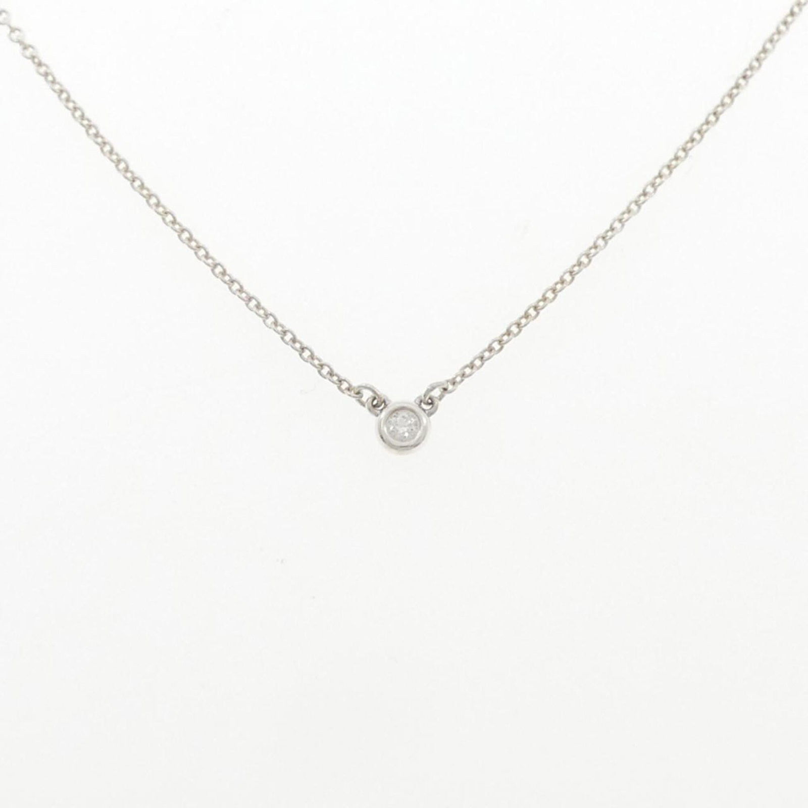 TIFFANY Silver 925: TIFFANY Silver 925 Silver 925 Tiffany Necklace with Diamond Pendant, featuring a 41 cm circumference and 3.4mm diamond pendant, gently used with minor signs of wear. The necklace bears a Tiffany
