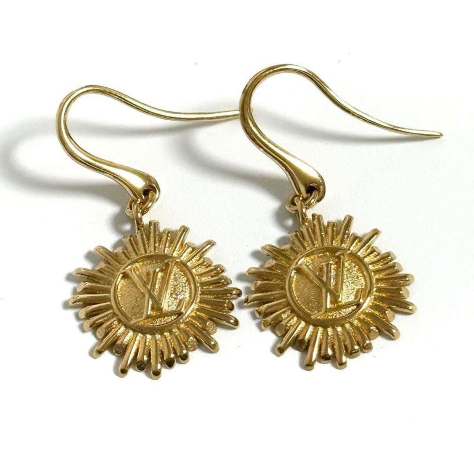 LOUIS VUITTON Drop Earrings Metal: LOUIS VUITTON Drop Earrings Metal Like new Louis Vuitton drop earrings in metal, bearing a signature, are up for auction. Made from metal, these earrings are in excellent condition with no visible