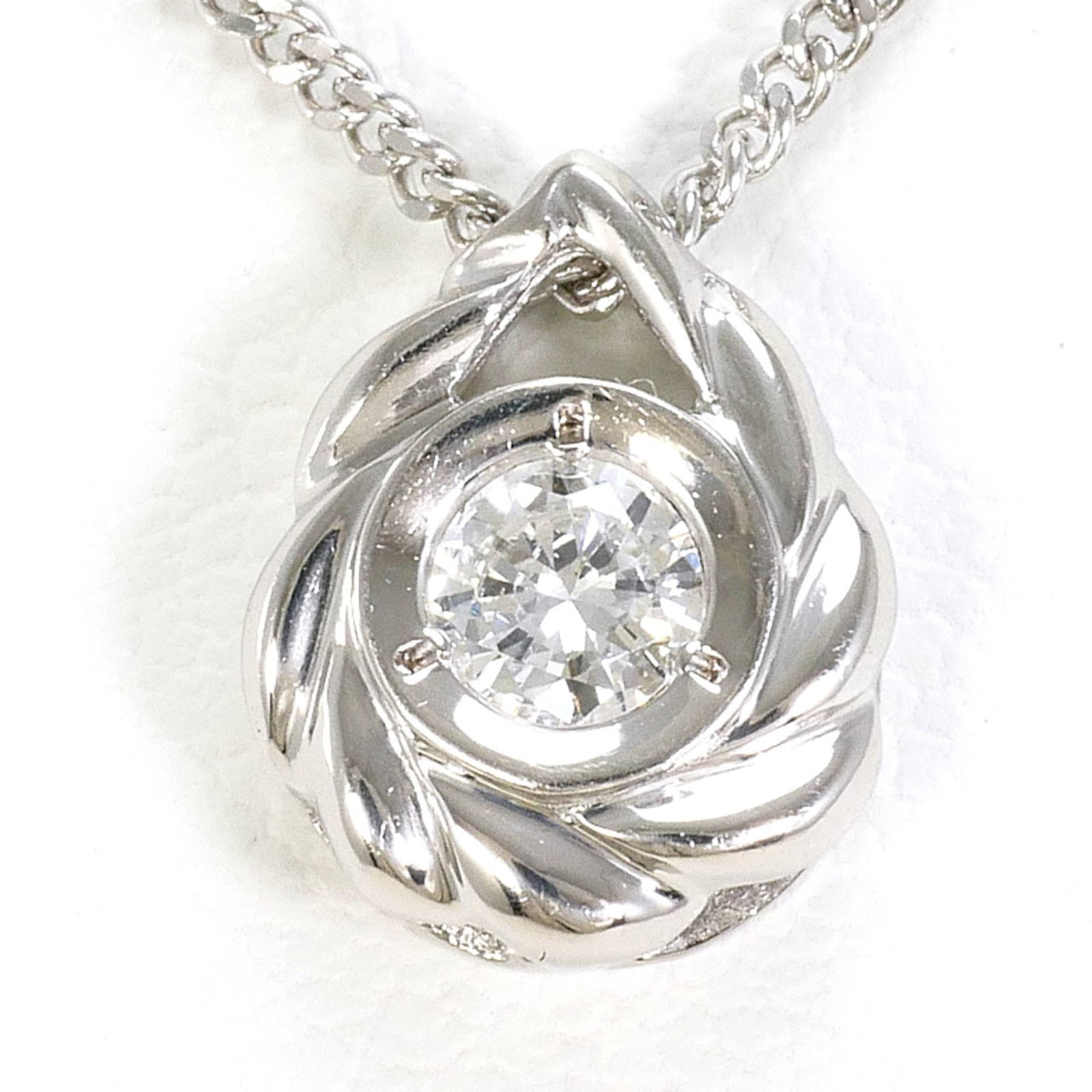 Platinum 850 Platinum 900: Platinum 850 Platinum 900 Platinum 850 and Platinum 900 necklace boasts a stunning platinum setting, featuring a 0.10 carat diamond. The necklace's 40 cm length and 10mm x 8mm pendant size make it a