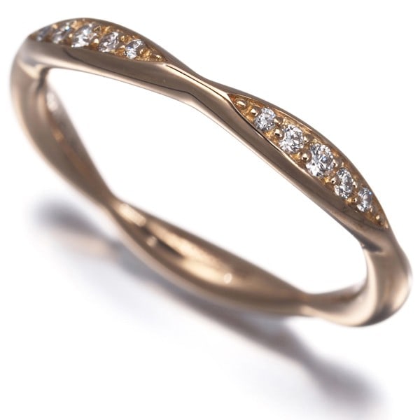 Chanel Ring Diamond Camelia Half Eu49 18K 750 Rose Gold: Chanel Ring Diamond Camelia Half Eu49 18K 750 Rose Gold The CHANEL Ring Diamond Camelia features a stunning natural diamond set in 18k rose gold, creating a timeless and elegant design. This beautiful