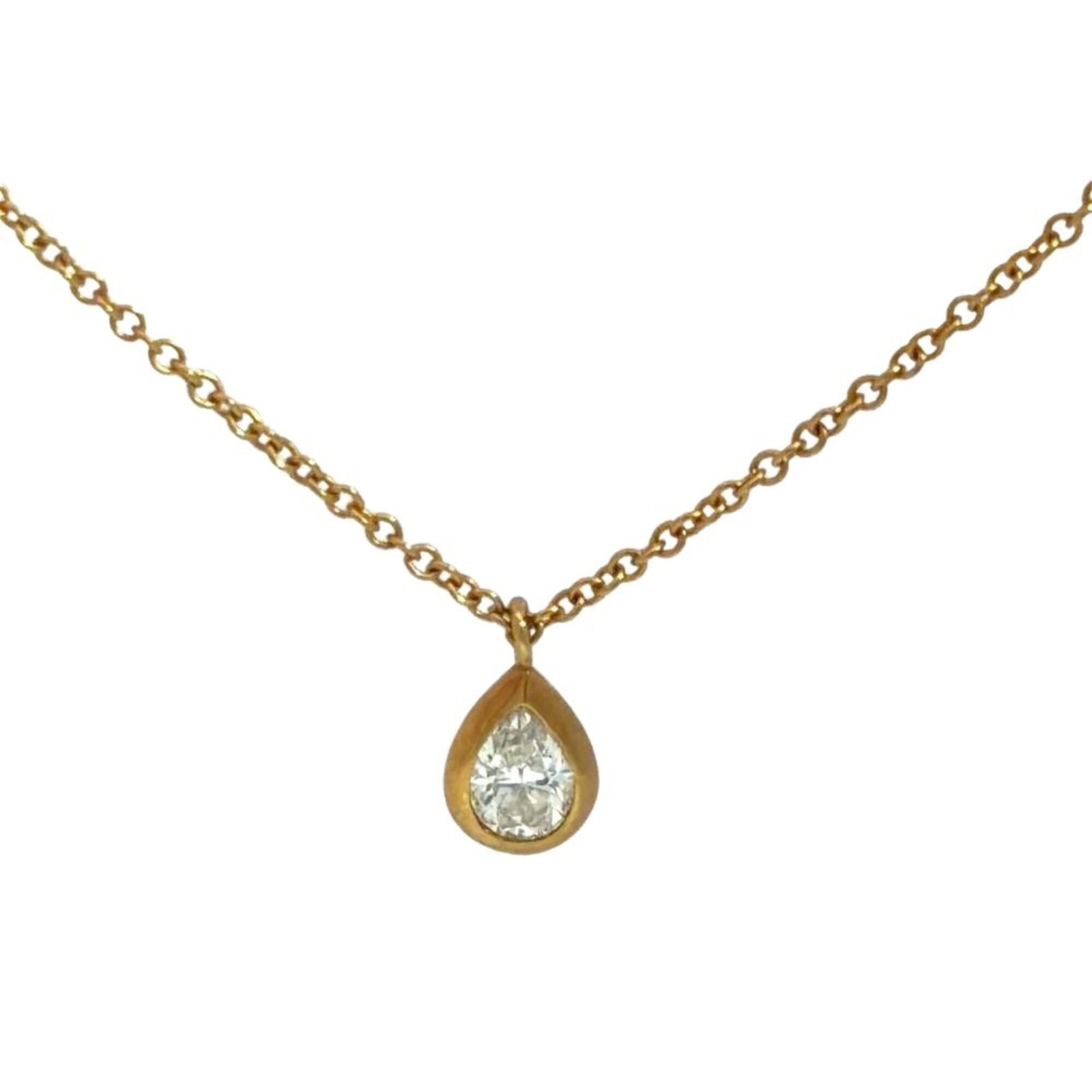 TIFFANY Yellow Gold (18K): TIFFANY Yellow Gold (18K) Yellow gold (18K) Tiffany necklace with a 7mm x 5mm diamond pendant, set in a 40 cm / 15.74'' necklace, bearing a signature. This 18K yellow gold necklace features a diamond