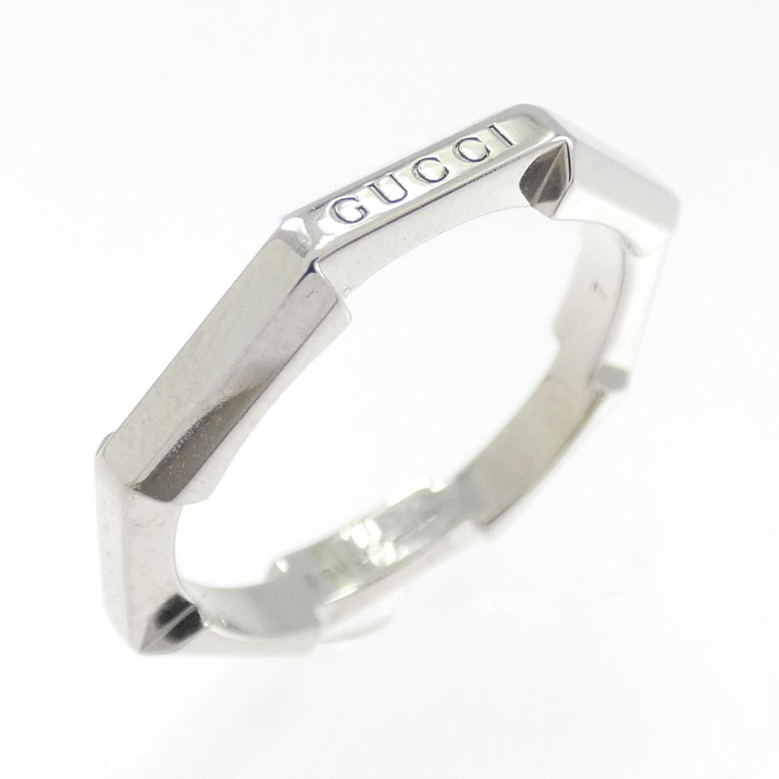 GUCCI Band Ring White Gold (18K): GUCCI Band Ring White Gold (18K) White gold (18K) band ring from Gucci, featuring a classic design. The ring is in very good condition, with minor signs of wear and small scratches or light marks. Gen
