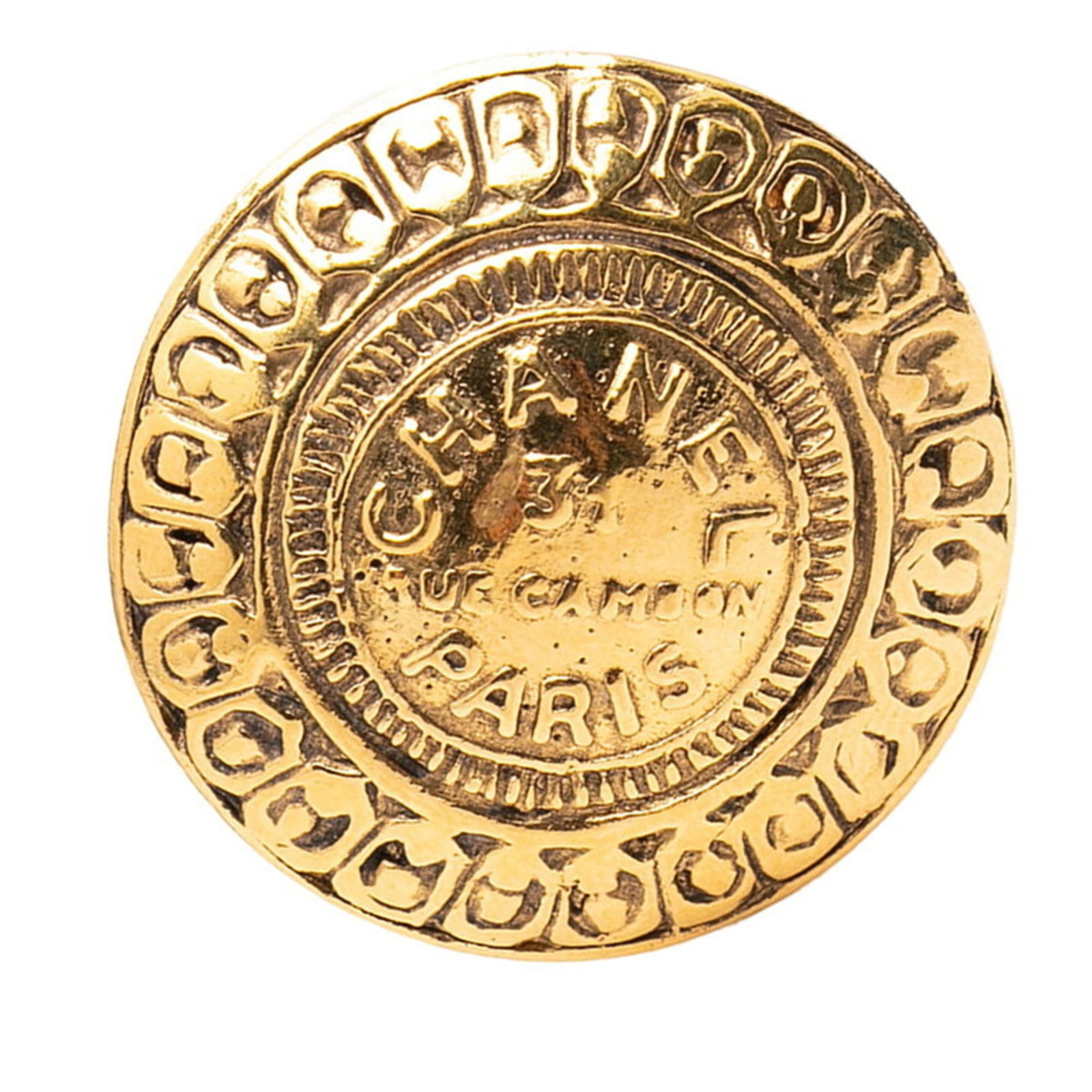 CHANEL Brooch Gold: CHANEL Brooch Gold Gold Chanel Brooch, a statement piece with a 3.24cm x 3.24cm size, bears visible scratches and scuffs, characteristic of its good used condition. This gold brooch, a Chanel design,