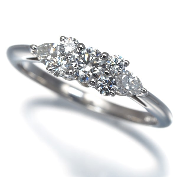 Tiffany&Co. Ring Diamond Seven Stone Us6.5 950 Platinum: Tiffany&Co. Ring Diamond Seven Stone Us6.5 950 Platinum Tiffany&Co.'s 950 platinum ring showcases a stunning seven-stone diamond design, with a natural diamond at its center. The platinum metal purity