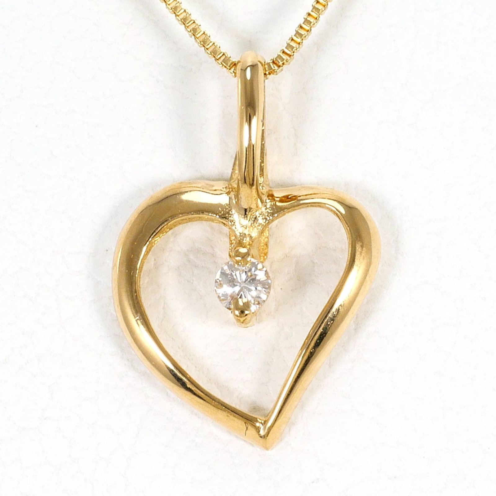 Yellow Gold (18K): Yellow Gold (18K) Yellow gold (18K) necklace with a 1.4g diamond pendant, featuring a 45 cm circumference and 12mm x 8mm pendant size. This like new necklace boasts excellent condition with no visible