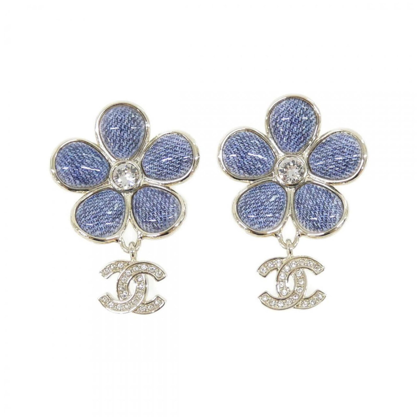 CHANEL Stud Earrings Blue Gold: CHANEL Stud Earrings Blue Gold Stud earrings in blue gold featuring crystal stones, measuring 37.00mm x 25.00mm. Gently used with minor signs of wear, including small scratches or light marks. In very