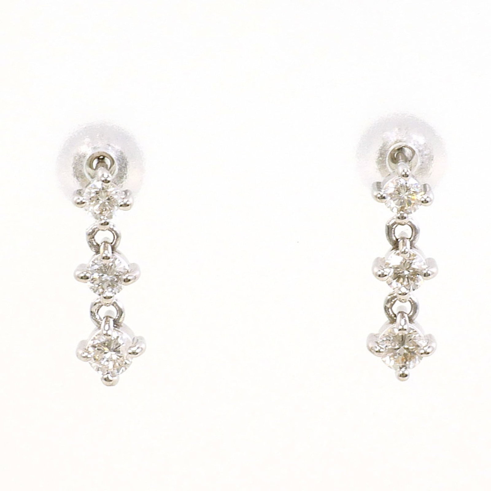 Stud Earrings White Gold (18K): Stud Earrings White Gold (18K) Stud earrings in 18K white gold, set with a 0.15ct diamond, weighing 1g. Made from high-quality white gold, these earrings offer a sleek and elegant design. In excellent