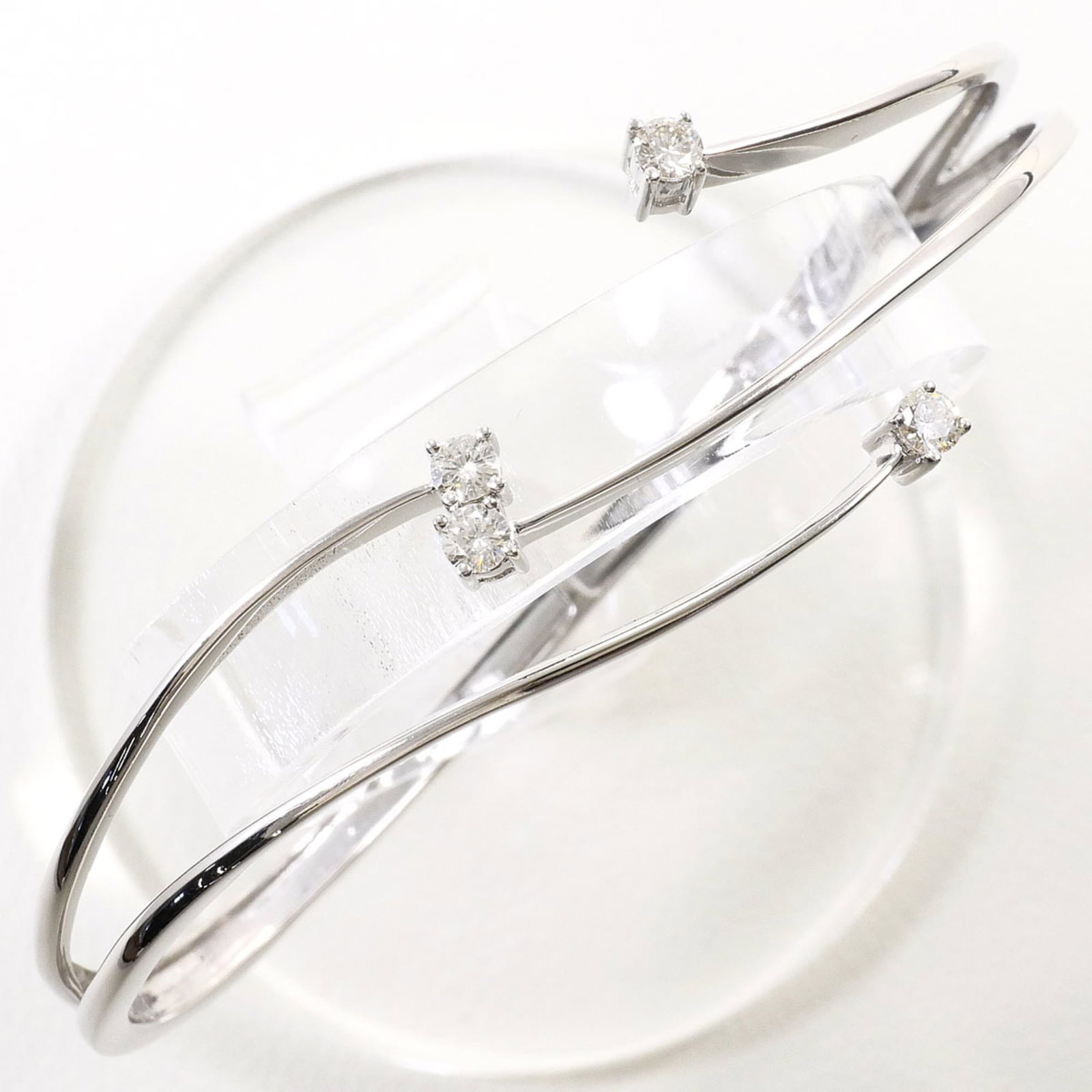 Bangle White Gold (18K): Bangle White Gold (18K) White gold bangle with a 17cm length, made from 18K metal, and adorned with a diamond stone. This bangle is in like new condition, with only the faintest traces of wear, and